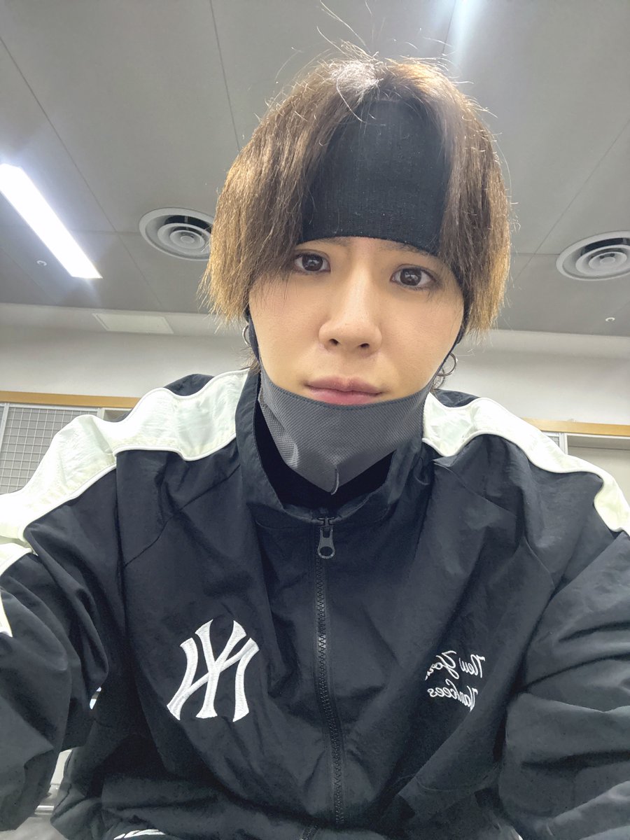 official_yuta14's tweet photo. ロマーノしてます。
ヘタミュ稽古中です。

髪の毛ボサボサです。
雨嫌いです。
傘差しません。
片手を傘のために使いたくないから。 https://t.co/lFGRGTDnXF