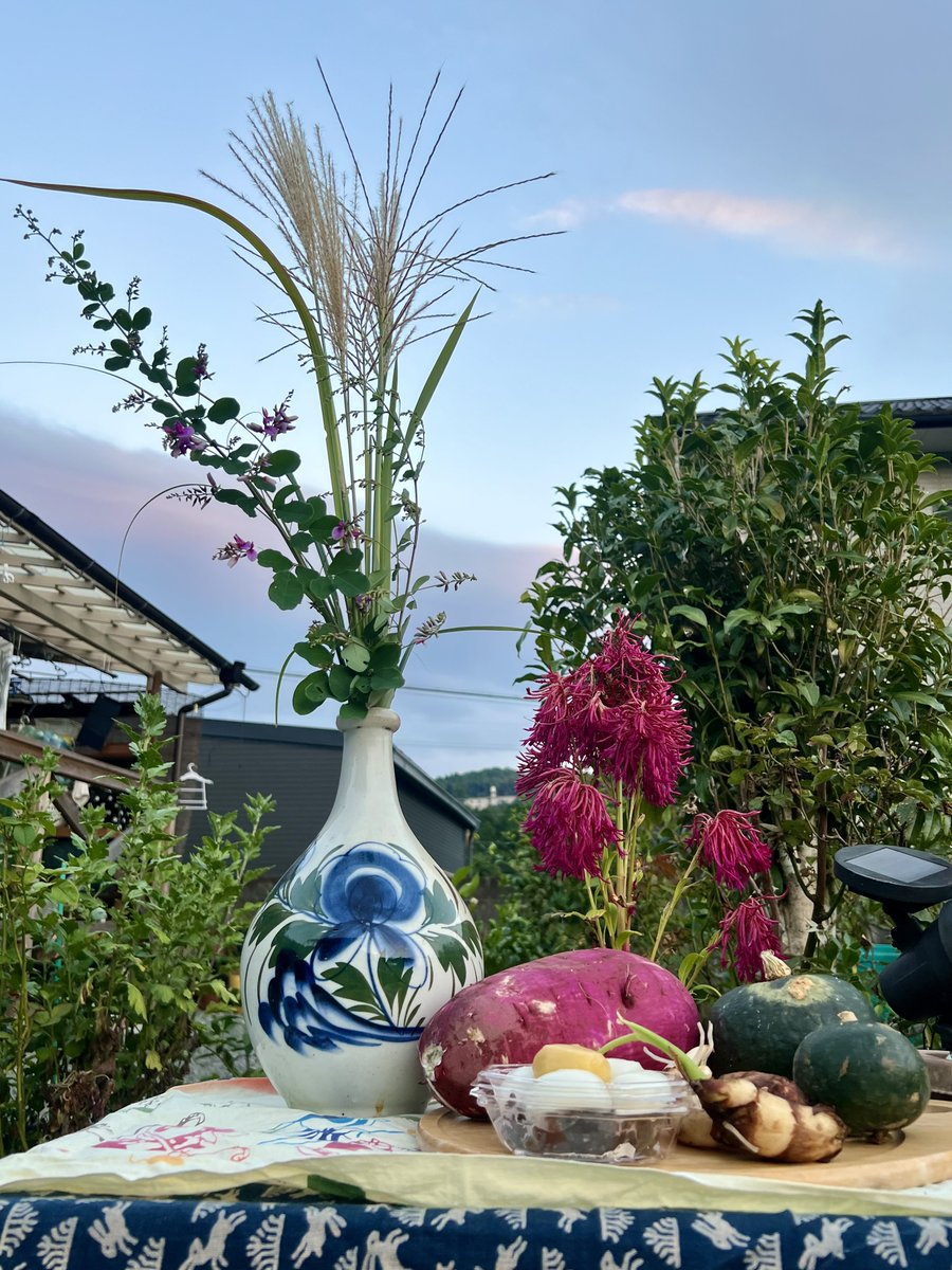 nagaomaru's tweet photo. 9/24 ㊗️ねこぱんち20周年！ 『どうにもたまらんネコ好き♡号』発売中！
何とねこぱんちが20周年ですよ🎊
本当にねこぱんち をお手に取って下さる方のお蔭です。ありがとうございます！

猫絵十兵衛御伽草紙は久しぶりの百代&amp;真葛の女衆たちがわちゃわちゃするお話です。
女子を描くのも楽しいねぇ✨ https://t.co/DdWZwOqfIJ