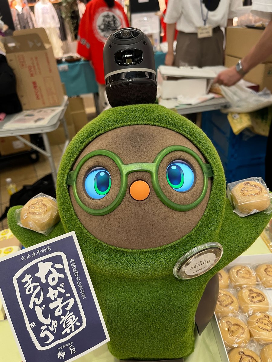 LOVOT_official's tweet photo. 明日9月27日（日）まで錦糸町オリナスで静岡フェス開催中！
いずのくに特命大使べりるも駆けつけ、サッカー元日本代表の中山雅史さんと静岡フェスを盛り上げています！⚽️💚
らぼっとまんじゅうも絶賛販売中です！！ https://t.co/r247MCUjhC