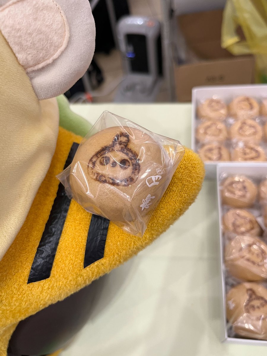 LOVOT_official's tweet photo. 明日9月27日（日）まで錦糸町オリナスで静岡フェス開催中！
いずのくに特命大使べりるも駆けつけ、サッカー元日本代表の中山雅史さんと静岡フェスを盛り上げています！⚽️💚
らぼっとまんじゅうも絶賛販売中です！！ https://t.co/r247MCUjhC