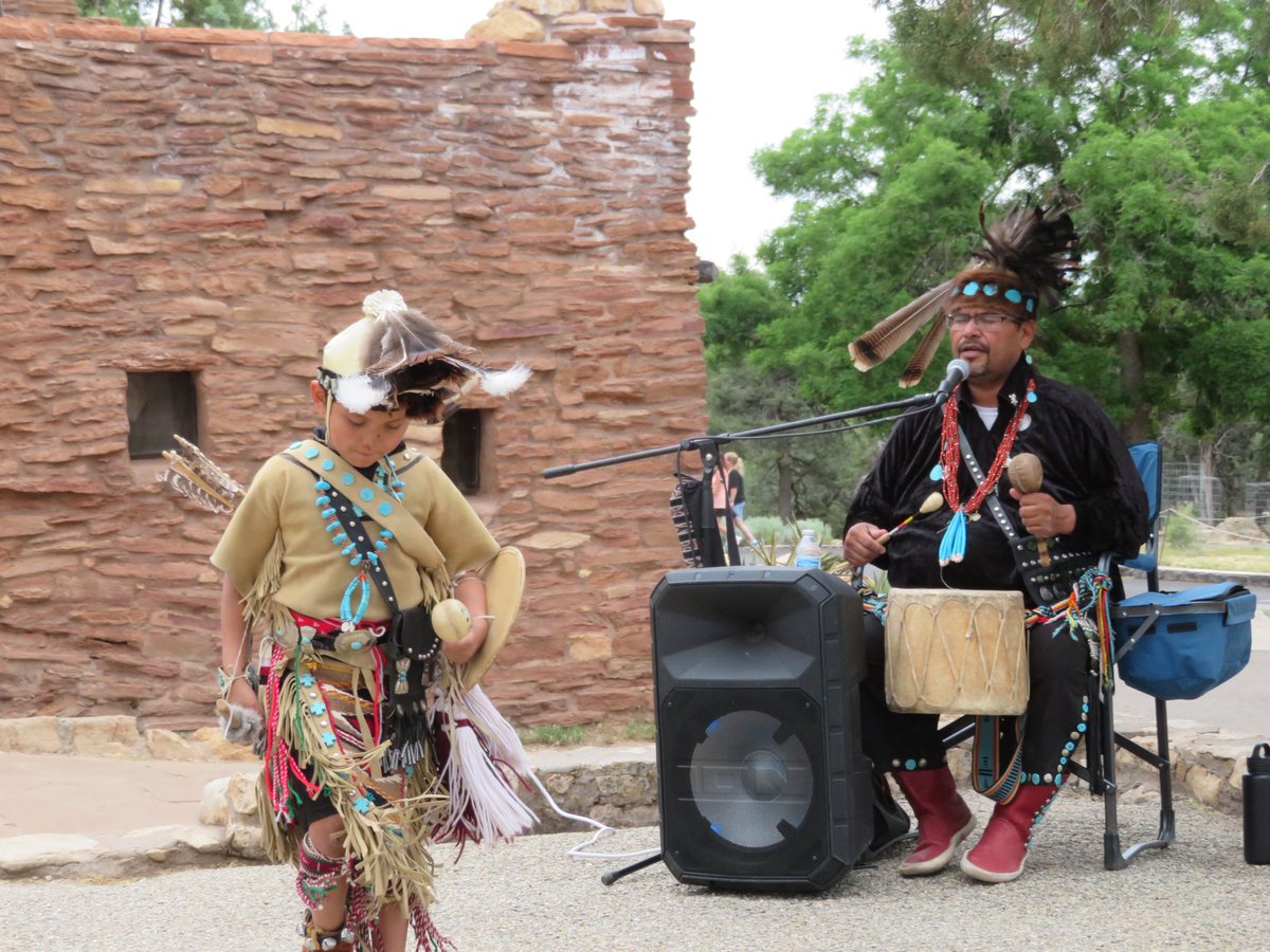 TravelMark1942's tweet photo. 🏜️ Time travel in the southwest of the USA: At the historic Hopi House I was allowed to experience an impressive dance performance by the Navajo. Tradition, music and culture merged into an unforgettable moment full of authenticity and history. #NativeAmericanCulture #HopiHouse https://t.co/Eok3512W7k