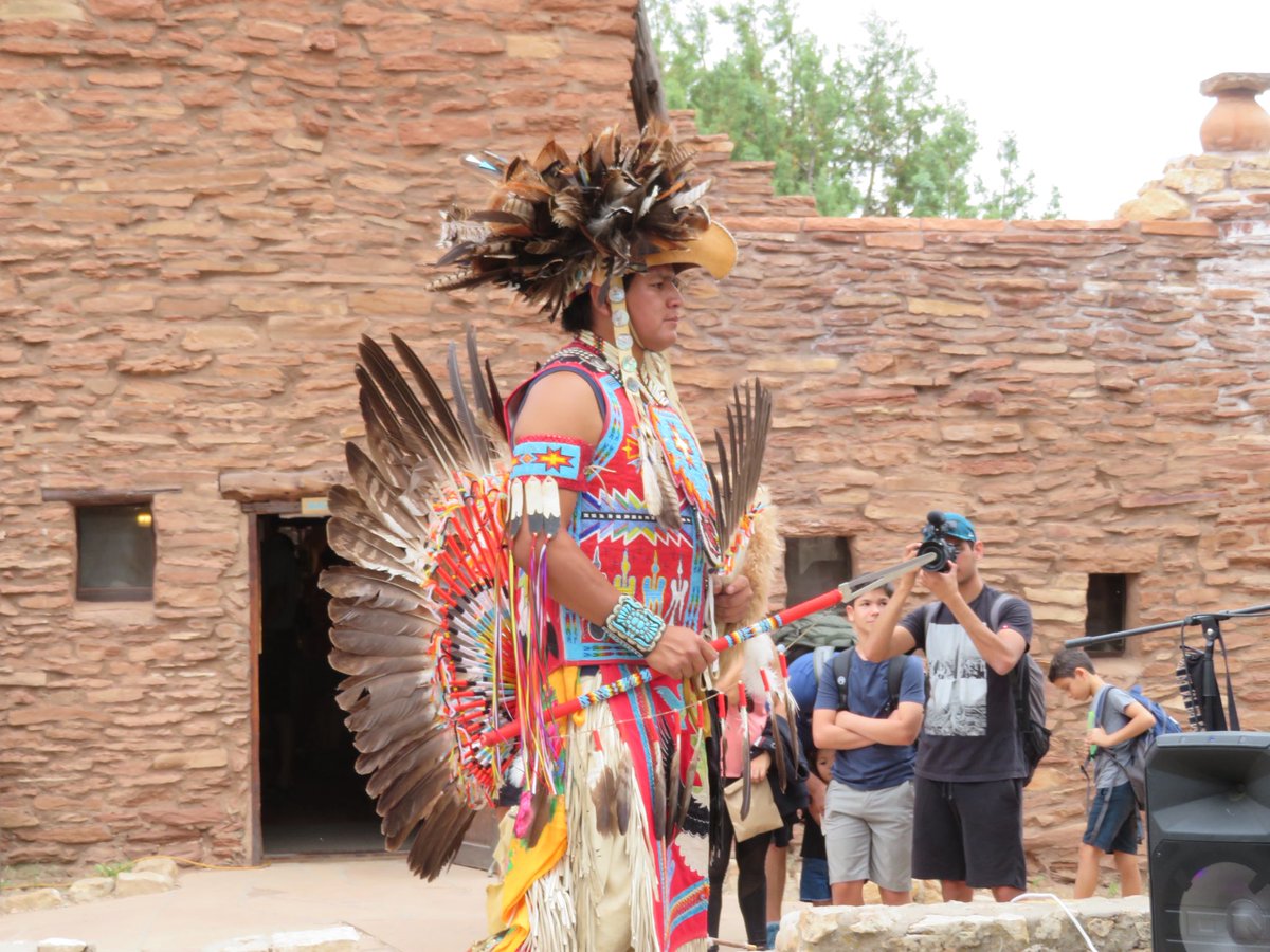 TravelMark1942's tweet photo. 🏜️ Time travel in the southwest of the USA: At the historic Hopi House I was allowed to experience an impressive dance performance by the Navajo. Tradition, music and culture merged into an unforgettable moment full of authenticity and history. #NativeAmericanCulture #HopiHouse https://t.co/Eok3512W7k