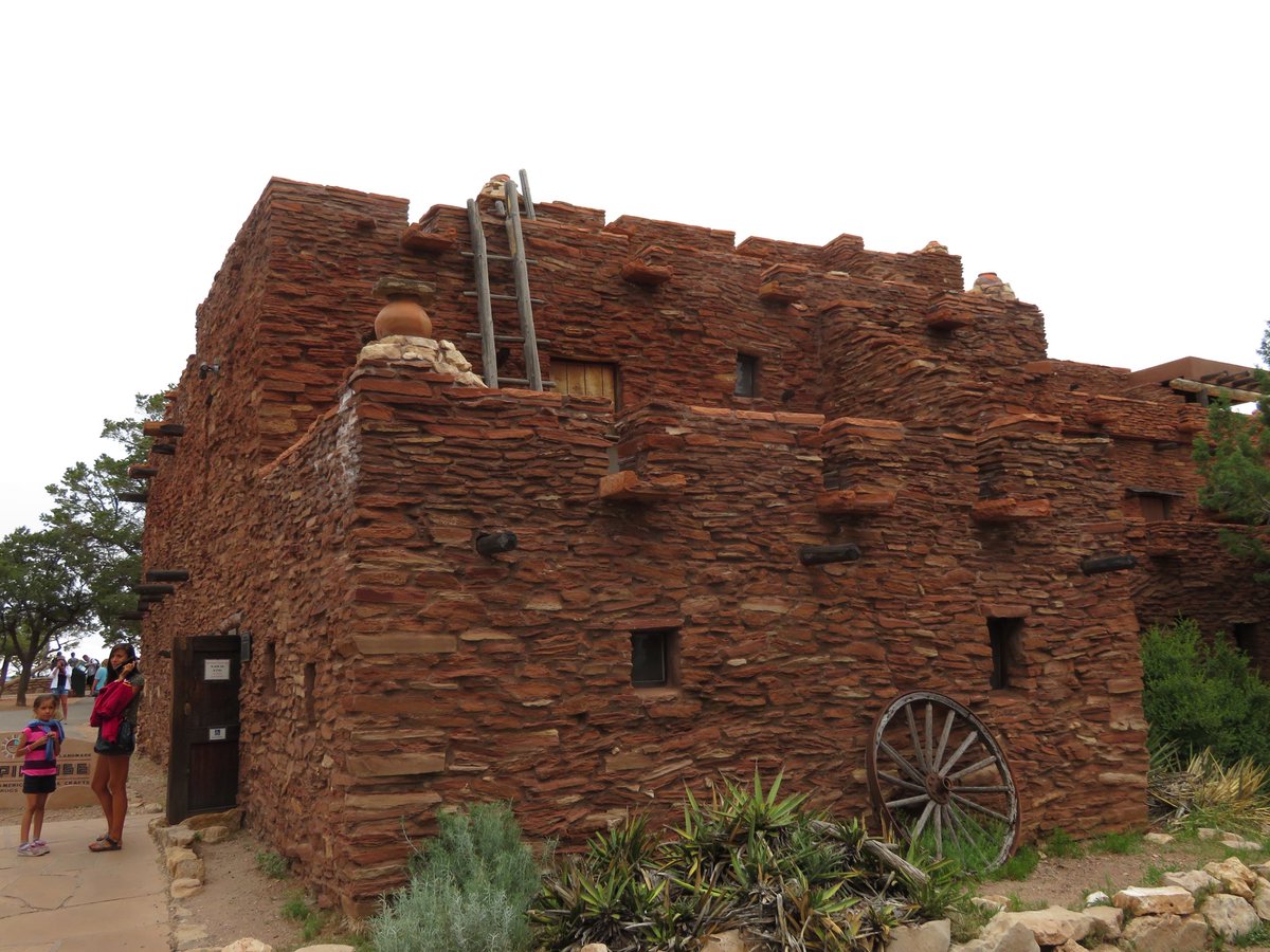 TravelMark1942's tweet photo. 🏜️ Time travel in the southwest of the USA: At the historic Hopi House I was allowed to experience an impressive dance performance by the Navajo. Tradition, music and culture merged into an unforgettable moment full of authenticity and history. #NativeAmericanCulture #HopiHouse https://t.co/Eok3512W7k