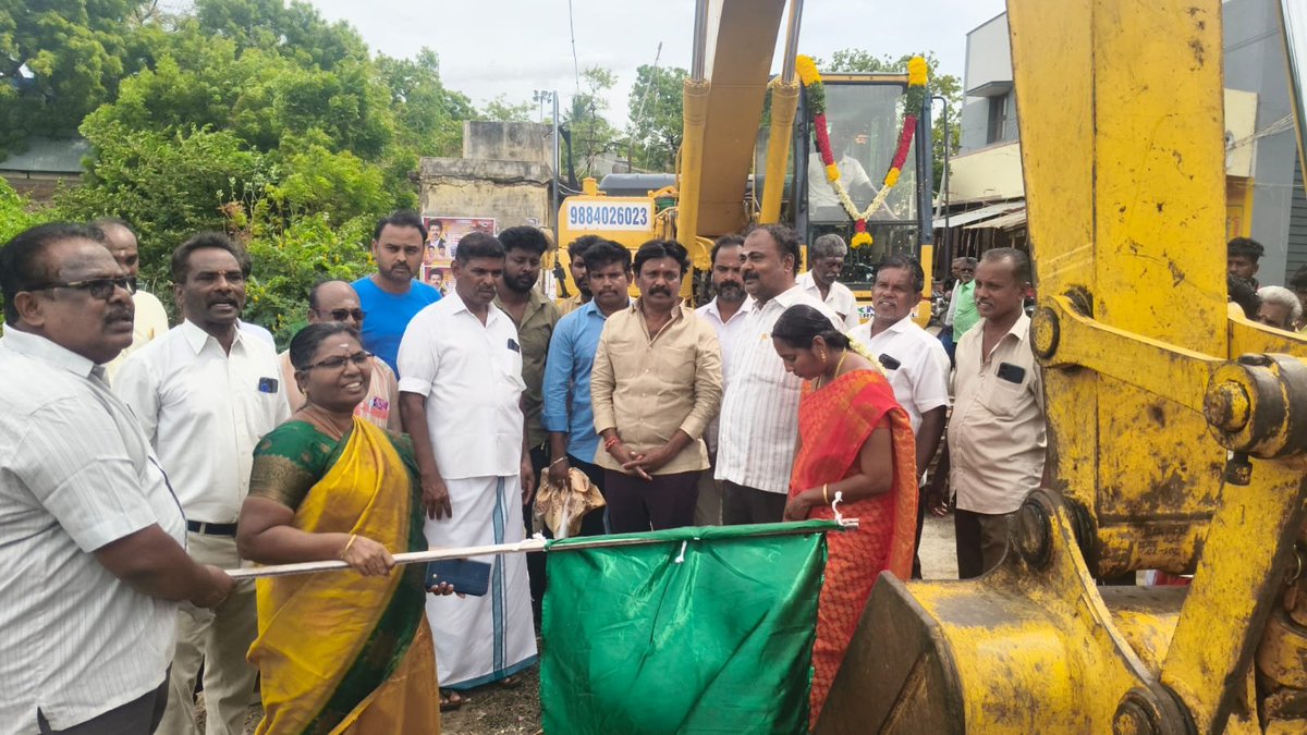 esakkisubaya's tweet photo. 🌿 அலங்காரியம்மன் குளம் தூர்வாரும் பணிகள் தொடக்கம்!

மாண்புமிகு தமிழக முதலமைச்சர் அவர்களின் ஆணைக்கிணங்கவும், மாண்புமிகு நீர்வளத்துறை மற்றும் ஊரக வளர்ச்சித் துறை அமைச்சரும், கழகப் பொதுச் செயலாளருமான திரு. N. ஆனந்த் அவர்களின் வழிகாட்டுதலின்படியும், சிவந்திபுரம் ஊராட்சியில் அமைந்துள்ள அலங்காரியம்மன் கோயில் குளத்தைத் தூர்வாரும் பணிகள் தொடங்கப்பட்டுள்ளன.

இது தொடர்பாக கடந்த சனிக்கிழமை சம்பந்தப்பட்ட அதிகாரிகள் மற்றும் நிர்வாகிகளுடன் ஆலோசனை மேற்கொண்டேன்.

அதன் தொடர்ச்சியாக, பொதுமக்களின் கோரிக்கையை நிறைவேற்றும் வகையில், எனது சொந்த நிதியிலிருந்து ஆரம்பக்கட்ட நிதியுதவியை வழங்கி, பணிகள் தொடங்குவதற்கு ஏற்பாடு செய்தேன்.

நீர்நிலைகளைப் பாதுகாத்து, மக்கள் நலன் சார்ந்த பணிகளைத் தொடர்ந்து முன்னெடுப்பேன்.

மக்கள் நலனே என் இலட்சியம்!

#Nellai #TNSouth #Ambasamudram #TVHQ #Esakkisubaya