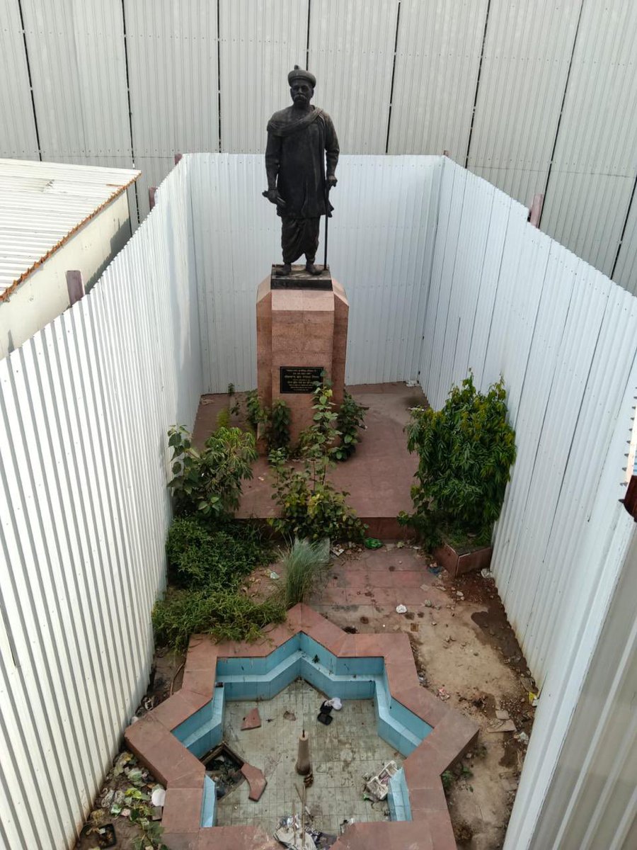 vaibhav_74's tweet photo. Request for Immediate Attention @tweetndmc @kuljeetschahal @dwivedimk_ias @indSupremeCourt  @SCofIndia @micnewdelhi  

Wish to draw the concerned authorities’ attention to the poor cleanliness around the Lokmanya Tilak statue at the Supreme Court premises, New Delhi.

Ongoing construction has led to the accumulation of dust, garbage, and debris around the statue, which is also covered in dust and requires cleaning.

We request the authorities to intervene promptly, remove the waste, clean the statue and surrounding area, and ensure regular maintenance.

Kindly take the necessary action and resolve the matter at the earliest.
@PrashantWaghaye @Shivajikalereal