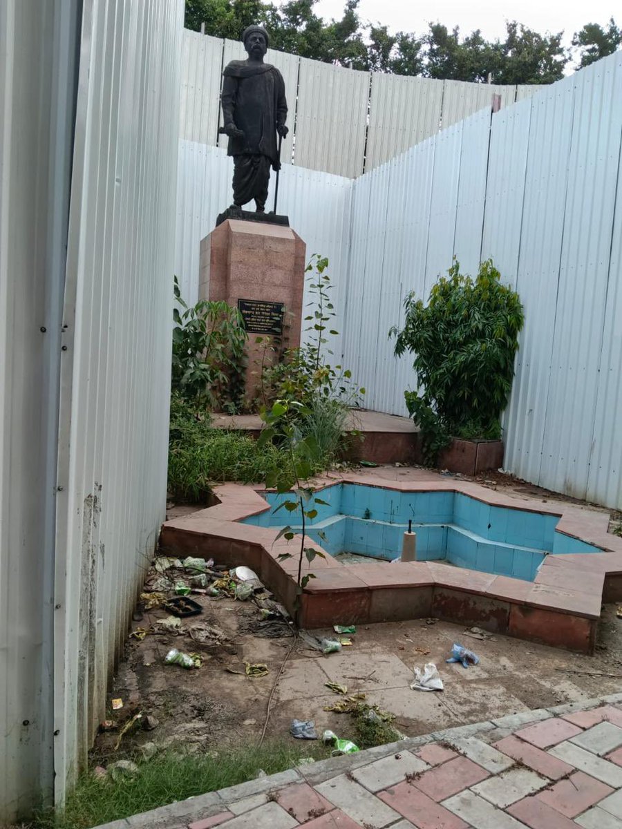 vaibhav_74's tweet photo. Request for Immediate Attention @tweetndmc @kuljeetschahal @dwivedimk_ias @indSupremeCourt  @SCofIndia @micnewdelhi  

Wish to draw the concerned authorities’ attention to the poor cleanliness around the Lokmanya Tilak statue at the Supreme Court premises, New Delhi.

Ongoing construction has led to the accumulation of dust, garbage, and debris around the statue, which is also covered in dust and requires cleaning.

We request the authorities to intervene promptly, remove the waste, clean the statue and surrounding area, and ensure regular maintenance.

Kindly take the necessary action and resolve the matter at the earliest.
@PrashantWaghaye @Shivajikalereal