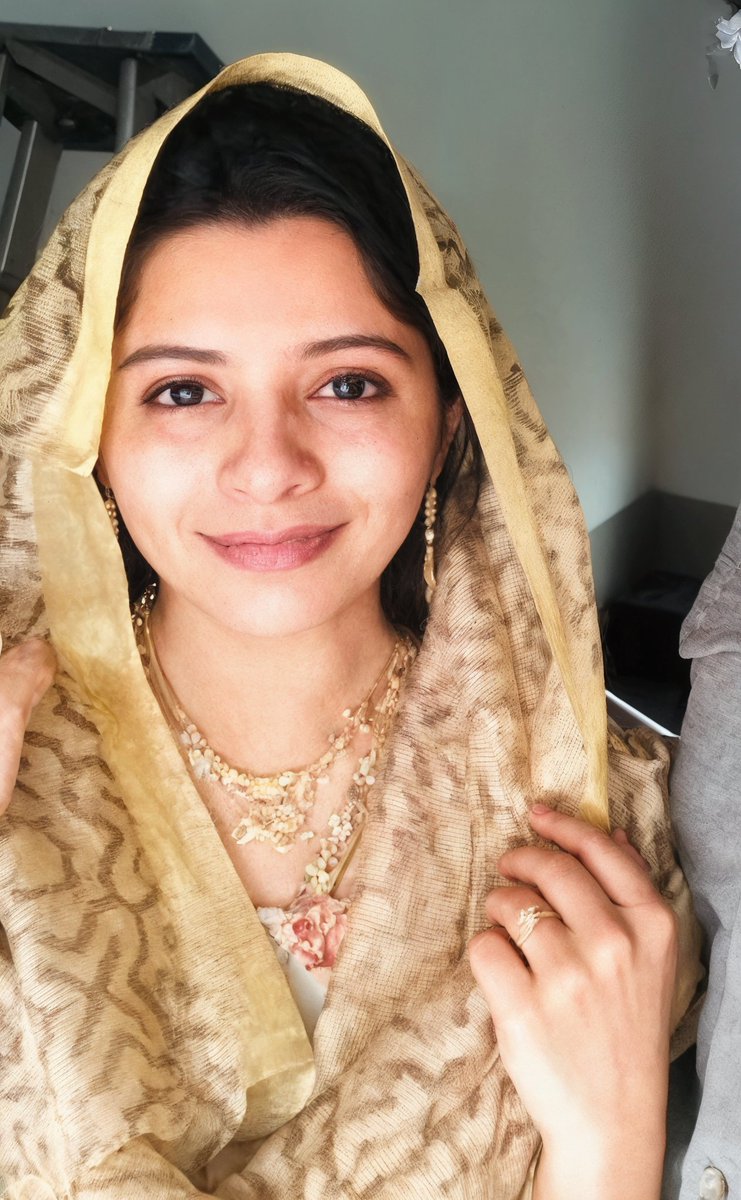 kirthi_lover's tweet photo. Kirti oda face ah pathalae mood🥵 murukki kittu varuthu. Antha face ah fullah kiss💋 panni nakki👅 edukanum. Ava lips ah kiss panni kadichi elukanum. Vai oda vai vachi ava nakka nalla nakki sappanum. Antha neck ah nalla nakki kadichi sappi uriyanum. Facela kanji adichi thadavanum https://t.co/ZUtqe5BbIw