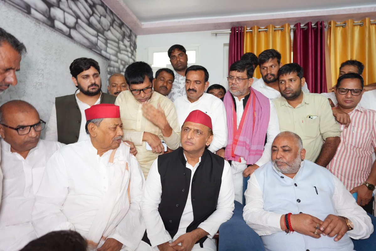 yadavakhilesh's tweet photo. प्रिय समाजवदियों, 

अब हमारे बीच वो महान समाजवादी प्रकाश-स्तंभ श्री राम गोविंद चौधरी जी नहीं रहे, जिन्होंने महान स्वतंत्रता सेनानी व समाजवादी मार्गदर्शक जय प्रकाश नारायण जी और भूतपूर्व प्रधानमंत्री चंद्रशेखर जी की अगुवाई में समाजवादी मूल्यों, सिद्धांतों और लक्ष्यों की मशाल सदैव प्रज्ज्वलित रखी।

बलिया की क्रांतिकारी धरती से उठकर छात्र राजनीति के कठिन मार्ग से होते हुए विधानसभा में नेता प्रतिपक्ष तक उनकी आवाज़ और अकाट्य तर्कों का सदैव सम्मान हुआ। सामाजिक न्याय के पुरोधा के रूप में वो जीवन भर संघर्षरत रहे। उन्होंने जनपक्ष को हमेशा सबसे पहले और ऊपर रखा। विपक्ष के नेता के रूप में उन्होंने तब भी अपनी आवाज़ बुलंद रखी जब सदन में हमारे 50 विधायक भी नहीं थे। जब वो बोलते थे तो सदन उन्हें बड़ी शांति और शिद्दत के साथ सुनता था और उनके खर-प्रखर वाचन और सत्यनिष्ठता से सीख-सबक भी लेता था। उनकी ज़मीनी पकड़ और जनता से गहरे जुड़ाव के कारण वो स्वयं में सौहार्दपूर्ण सकारात्मक सामाजिक राजनीति की एक सक्रिय पाठशाला की तरह रहे। उन्होंने सांविधानिक, लोकतांत्रिक, समाजवादी, पंथनिरपेक्ष मूल्यों की रक्षा व स्वतंत्रता, समता और व्यक्ति की गरिमा व प्रतिष्ठा के लिए हमेशा निर्भय होकर आंदोलित रहना सिखाया। 

एक सशक्त समाजवादी नेतृत्व के रूप में सपा में उनकी भूमिका सदैव एक दिग्दर्शक के रूप में रही। नेताजी और उनका साथ समाजवादी संकल्पों की पूर्ति के संघर्षों में सदैव एकजुट रहा। 

अब हम सबकी ज़िम्मेदारी है कि अपने उन ‘बड़ों के लक्ष्यों’ की पूर्ति में संपूर्ण समर्पण और संकल्प के साथ एकजुट होकर आगे बढ़ें, जो अब हमारे बीच सैद्धांतिक प्रेरणा मात्र ही विद्यमान हैं। 

पुनः पुन: भावभीनी श्रद्धांजलि!

आपका 
अखिलेश