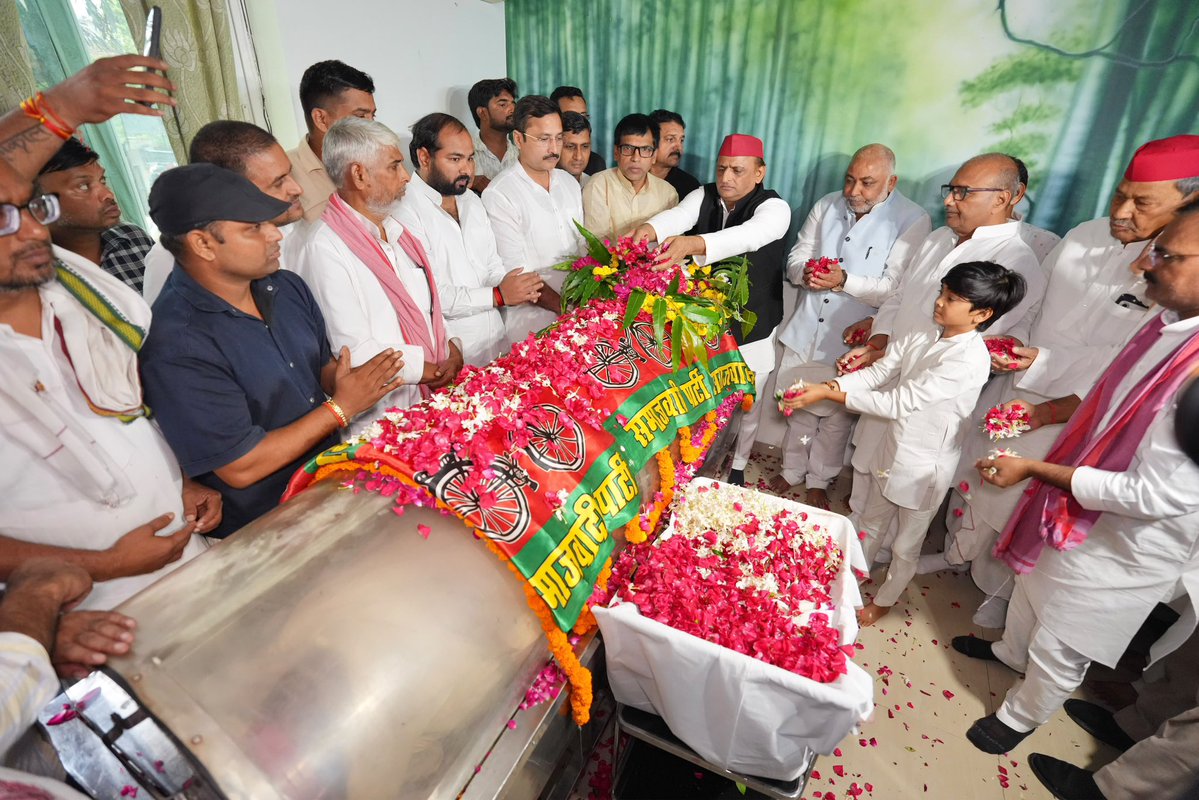 yadavakhilesh's tweet photo. प्रिय समाजवदियों, 

अब हमारे बीच वो महान समाजवादी प्रकाश-स्तंभ श्री राम गोविंद चौधरी जी नहीं रहे, जिन्होंने महान स्वतंत्रता सेनानी व समाजवादी मार्गदर्शक जय प्रकाश नारायण जी और भूतपूर्व प्रधानमंत्री चंद्रशेखर जी की अगुवाई में समाजवादी मूल्यों, सिद्धांतों और लक्ष्यों की मशाल सदैव प्रज्ज्वलित रखी।

बलिया की क्रांतिकारी धरती से उठकर छात्र राजनीति के कठिन मार्ग से होते हुए विधानसभा में नेता प्रतिपक्ष तक उनकी आवाज़ और अकाट्य तर्कों का सदैव सम्मान हुआ। सामाजिक न्याय के पुरोधा के रूप में वो जीवन भर संघर्षरत रहे। उन्होंने जनपक्ष को हमेशा सबसे पहले और ऊपर रखा। विपक्ष के नेता के रूप में उन्होंने तब भी अपनी आवाज़ बुलंद रखी जब सदन में हमारे 50 विधायक भी नहीं थे। जब वो बोलते थे तो सदन उन्हें बड़ी शांति और शिद्दत के साथ सुनता था और उनके खर-प्रखर वाचन और सत्यनिष्ठता से सीख-सबक भी लेता था। उनकी ज़मीनी पकड़ और जनता से गहरे जुड़ाव के कारण वो स्वयं में सौहार्दपूर्ण सकारात्मक सामाजिक राजनीति की एक सक्रिय पाठशाला की तरह रहे। उन्होंने सांविधानिक, लोकतांत्रिक, समाजवादी, पंथनिरपेक्ष मूल्यों की रक्षा व स्वतंत्रता, समता और व्यक्ति की गरिमा व प्रतिष्ठा के लिए हमेशा निर्भय होकर आंदोलित रहना सिखाया। 

एक सशक्त समाजवादी नेतृत्व के रूप में सपा में उनकी भूमिका सदैव एक दिग्दर्शक के रूप में रही। नेताजी और उनका साथ समाजवादी संकल्पों की पूर्ति के संघर्षों में सदैव एकजुट रहा। 

अब हम सबकी ज़िम्मेदारी है कि अपने उन ‘बड़ों के लक्ष्यों’ की पूर्ति में संपूर्ण समर्पण और संकल्प के साथ एकजुट होकर आगे बढ़ें, जो अब हमारे बीच सैद्धांतिक प्रेरणा मात्र ही विद्यमान हैं। 

पुनः पुन: भावभीनी श्रद्धांजलि!

आपका 
अखिलेश