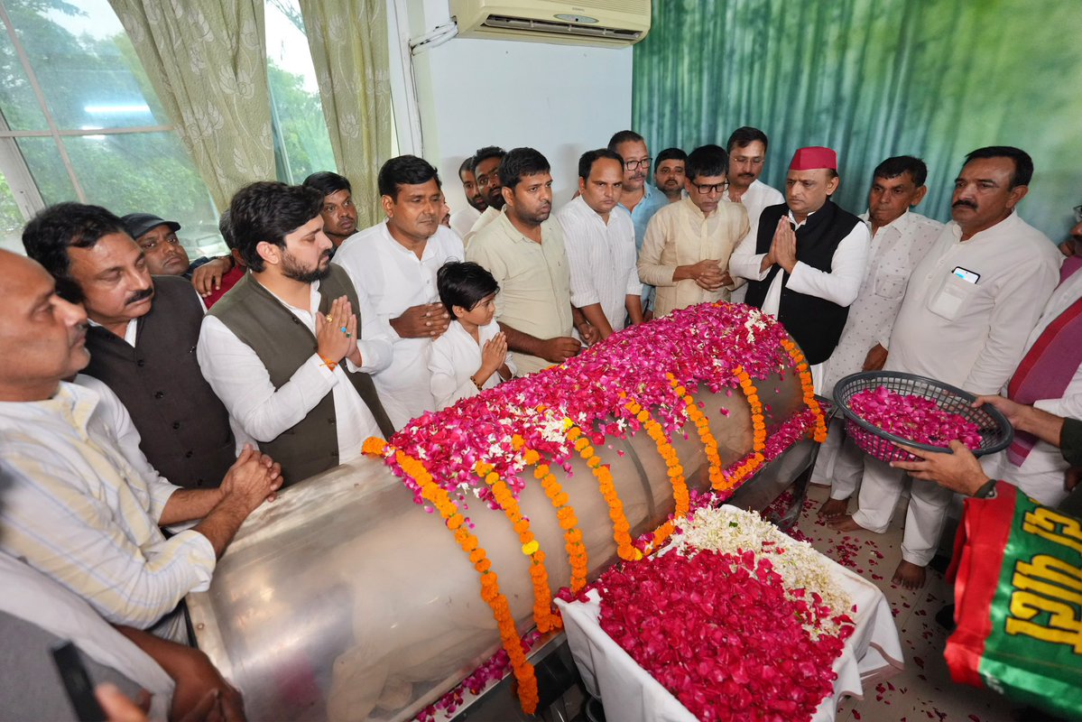 yadavakhilesh's tweet photo. प्रिय समाजवदियों, 

अब हमारे बीच वो महान समाजवादी प्रकाश-स्तंभ श्री राम गोविंद चौधरी जी नहीं रहे, जिन्होंने महान स्वतंत्रता सेनानी व समाजवादी मार्गदर्शक जय प्रकाश नारायण जी और भूतपूर्व प्रधानमंत्री चंद्रशेखर जी की अगुवाई में समाजवादी मूल्यों, सिद्धांतों और लक्ष्यों की मशाल सदैव प्रज्ज्वलित रखी।

बलिया की क्रांतिकारी धरती से उठकर छात्र राजनीति के कठिन मार्ग से होते हुए विधानसभा में नेता प्रतिपक्ष तक उनकी आवाज़ और अकाट्य तर्कों का सदैव सम्मान हुआ। सामाजिक न्याय के पुरोधा के रूप में वो जीवन भर संघर्षरत रहे। उन्होंने जनपक्ष को हमेशा सबसे पहले और ऊपर रखा। विपक्ष के नेता के रूप में उन्होंने तब भी अपनी आवाज़ बुलंद रखी जब सदन में हमारे 50 विधायक भी नहीं थे। जब वो बोलते थे तो सदन उन्हें बड़ी शांति और शिद्दत के साथ सुनता था और उनके खर-प्रखर वाचन और सत्यनिष्ठता से सीख-सबक भी लेता था। उनकी ज़मीनी पकड़ और जनता से गहरे जुड़ाव के कारण वो स्वयं में सौहार्दपूर्ण सकारात्मक सामाजिक राजनीति की एक सक्रिय पाठशाला की तरह रहे। उन्होंने सांविधानिक, लोकतांत्रिक, समाजवादी, पंथनिरपेक्ष मूल्यों की रक्षा व स्वतंत्रता, समता और व्यक्ति की गरिमा व प्रतिष्ठा के लिए हमेशा निर्भय होकर आंदोलित रहना सिखाया। 

एक सशक्त समाजवादी नेतृत्व के रूप में सपा में उनकी भूमिका सदैव एक दिग्दर्शक के रूप में रही। नेताजी और उनका साथ समाजवादी संकल्पों की पूर्ति के संघर्षों में सदैव एकजुट रहा। 

अब हम सबकी ज़िम्मेदारी है कि अपने उन ‘बड़ों के लक्ष्यों’ की पूर्ति में संपूर्ण समर्पण और संकल्प के साथ एकजुट होकर आगे बढ़ें, जो अब हमारे बीच सैद्धांतिक प्रेरणा मात्र ही विद्यमान हैं। 

पुनः पुन: भावभीनी श्रद्धांजलि!

आपका 
अखिलेश