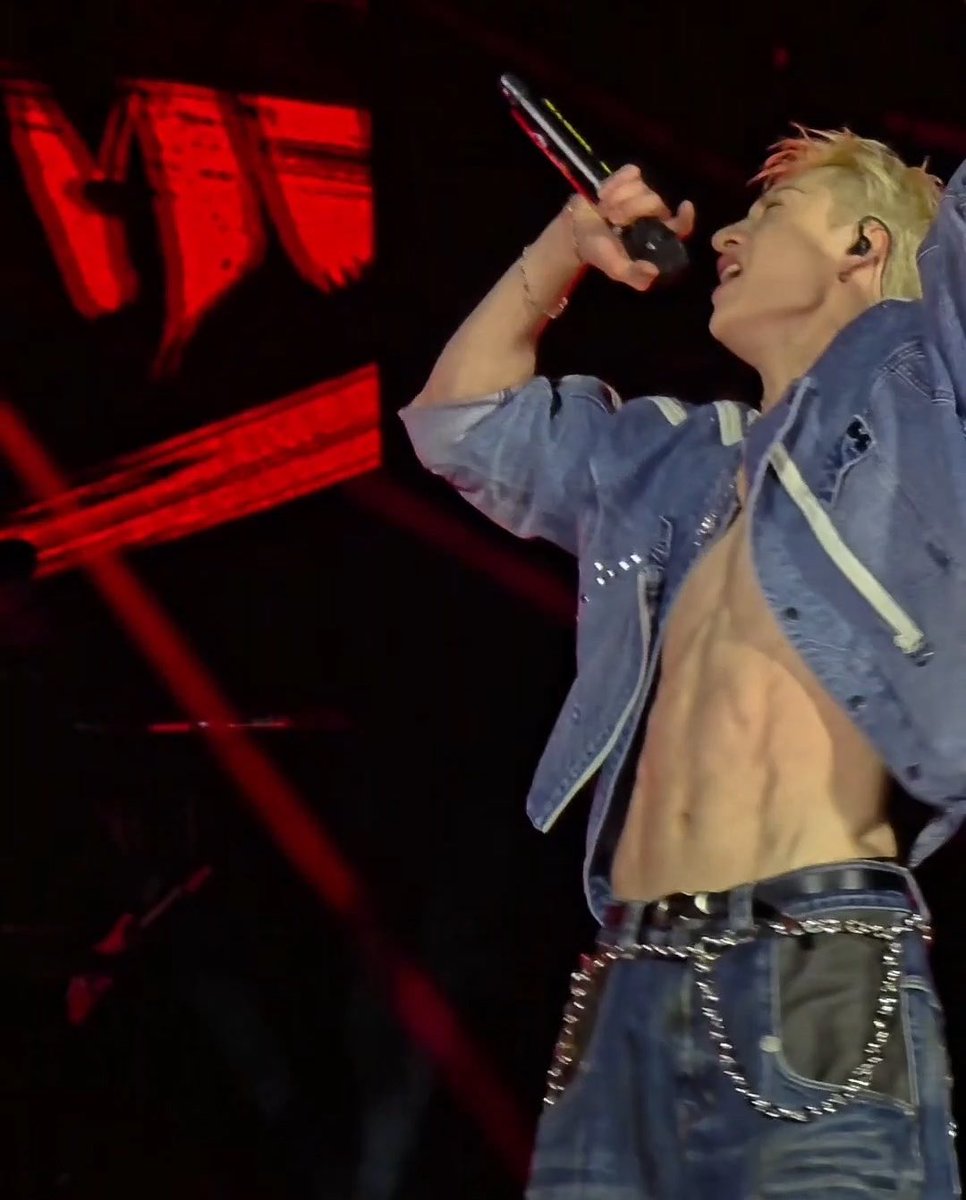i_qlight's tweet photo. there’s smth ABSolutely hot about him https://t.co/EUWJNNLKcA