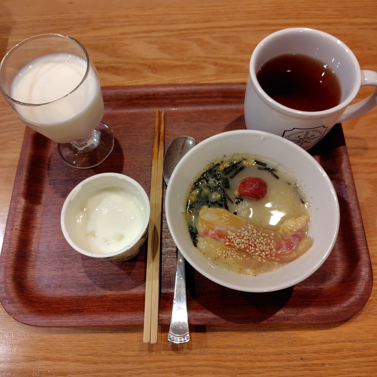 sachi5mot's tweet photo. 朝ごはん🍴
鯛��漬け
牛乳、ヨーグルト
紅茶😋
#おうちごはん https://t.co/DSrYsfUJHL
