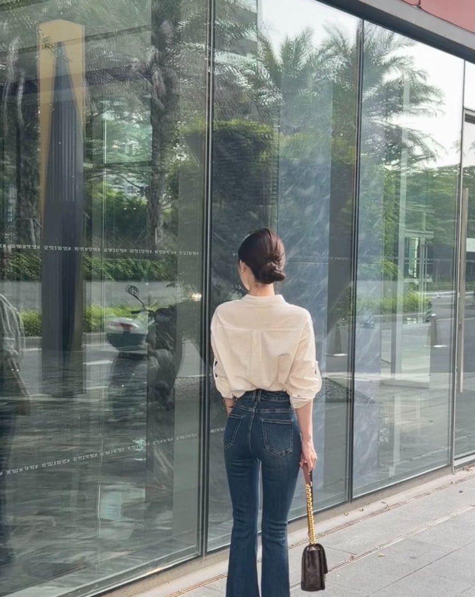 1999_ls's tweet photo. 後ろ姿の「美」の最終形態はこれ…
肩からウエストにかけて逆三角形▼、お尻は上向き三角形▲が理想。 https://t.co/6FxIOz1aRq