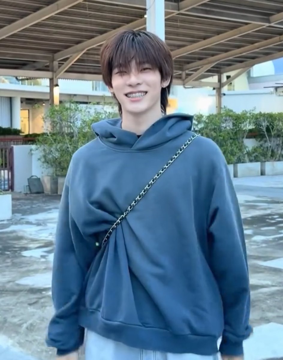 fabianxst's tweet photo. หนุ่มตี๋ใส่รี อ๊ากกก ไม่เห็นใส่รีมานานมาก ตี๋ตี๋ cute boy ! 🥺🐶⭐️⭐️⭐️ https://t.co/SVK1BZfk5I