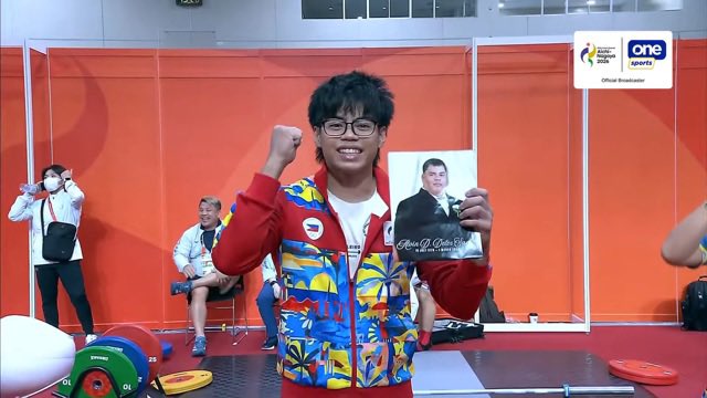 OneSportsPHL's tweet photo. A TRIBUTE BEYOND THE PODIUM 🏋❤️‍🩹🥉

Albert Ian Delos Santos honors the memory of his late father and weightlifting coach, Alvin, as he claims bronze in the men’s 70kg event and sets a new junior world record.

Cignal is the official broadcaster of the 20th Asian Games Aichi-Nagoya 2026.

📺 Catch all the Asian Games action on Cignal Play, the One Sports YouTube channel, and other Cignal platforms from September 10 to October 4.

#AichiNagoya2026 #AsianGames2026 #20thAsianGames #LakasNgPilipino