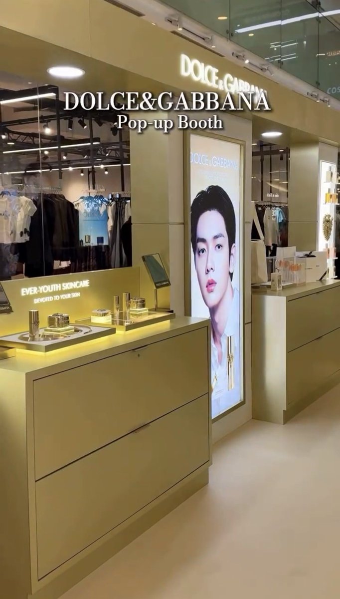 Natapori's tweet photo. #SOOBIN Dolce Gabbana Global Brand Ambassador for billboard campaign Ad #DolceGabbana Ever-Youth Skin Collection at pop up booth at Skybridge,Grand Indonesia .His facecard is no joke 👏#수빈 @dolcegabbana 

Credit IG https://t.co/UDEKecESLK🙏

#SoobinXDolceGabbana https://t.co/a3qqMBZKVo