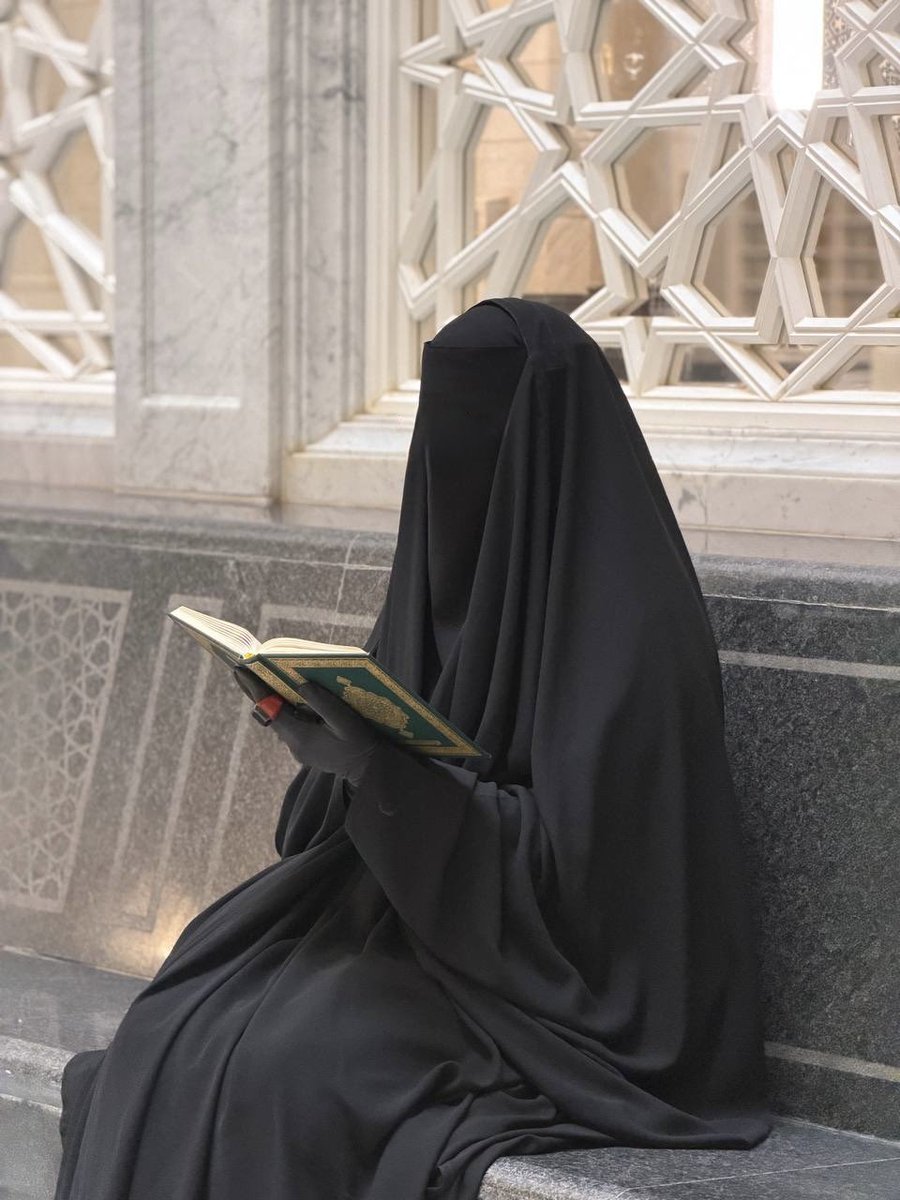 aisha3n's tweet photo. {وَلْيَضْرِبْنَ بِخُمُرِهِنَّ عَلَىٰ جُيُوبِهِنَّ ۖ وَلَا يُبْدِينَ زِينَتَهُنَّ..}

زكاةُ جَمالِكنّ ارتداءُ الحِجابِ
اللهم ثبّتنا على الحـجاب الشّـرعي حُبًا و طاعةً🖤 
#حجابي #نقاب https://t.co/plJfAhjJ02