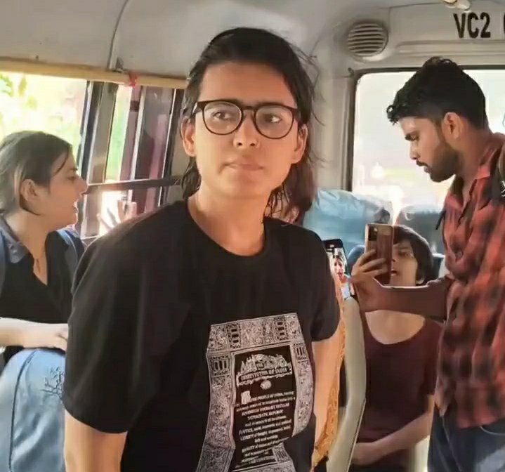 KraantiKumar's tweet photo. नेहा बोरा किसी पार्टी की विधायक नही है.

नेहा बोरा किसी पार्टी की सांसद नही है.

नेहा बोरा किसी बड़े राजनीतिक पद पर नही है.

इसके बावजूद नेहा बोरा राजनीति में सबसे बड़ी आवाज बनते जा रही हैं.

SIR कांड और CEC ज्ञानेश कुमार के खिलाफ सबसे बड़ी आवाज नेहा बोरा बनकर उभरी हैं. नेहा ने ज्ञानेश कुमार को हटाने की मांग की है.

नेहा बोरा किसी राजनीतिक विचारधारा की प्रतीक नही, वो स्टूडेंट राजनीति की प्रतीक हैं. नेहा बोरा को कांग्रेस पार्टी के टिकट से 2029 का लोकसभा चुनाव लड़ना चाहिए.

नेहा बोरा जैसी युवा महिला नेता कांग्रेस पार्टी से जुड़ेगी तो इससे पार्टी को काफी फायदा होगा.
