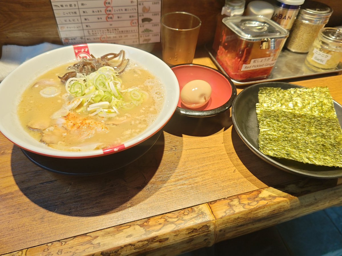 niconicodesuyo's tweet photo. 渋谷のラーメン凪BUTAO。
自分が求めていた正統派に美味しい豚骨ラーメン。
ピリッとした辛さと豚骨の甘みのバランスが非常に良く味の好みも細かくオーダーできます。
海苔が別添えなのもパリパリ派に配慮されています。
おすすめです。
配信で教えてくれた人ありがとう！ https://t.co/vXN1pQdn5l