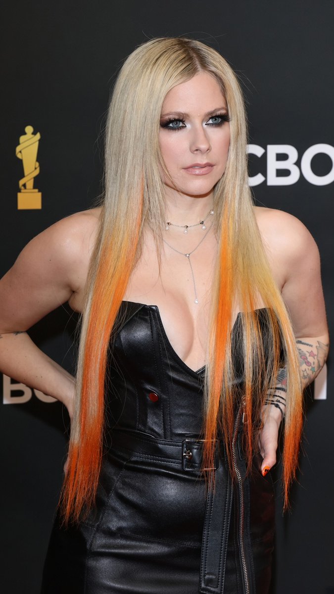 AvrilTheMFP's tweet photo. @madiwildd Oh she's dangerous! @AvrilLavigne👑 https://t.co/Qb00r6Jeth