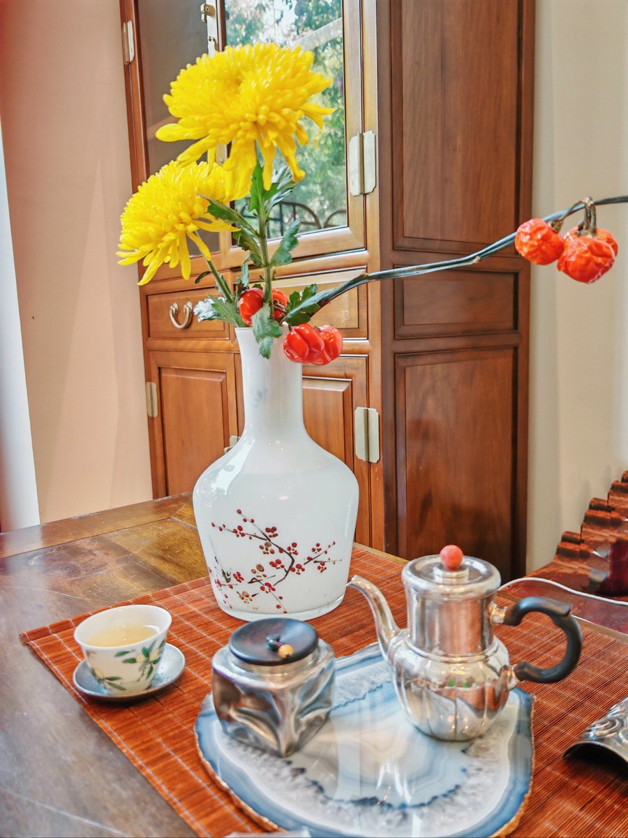 kkyeong_'s tweet photo. In the vintage-style ceramic vase by the window, the "ran gang mei" (color-dye vat plum blossom) blooms with bold red petals, adding a touch of nostalgic warmth to the quiet afternoon. https://t.co/MYJXsb086E