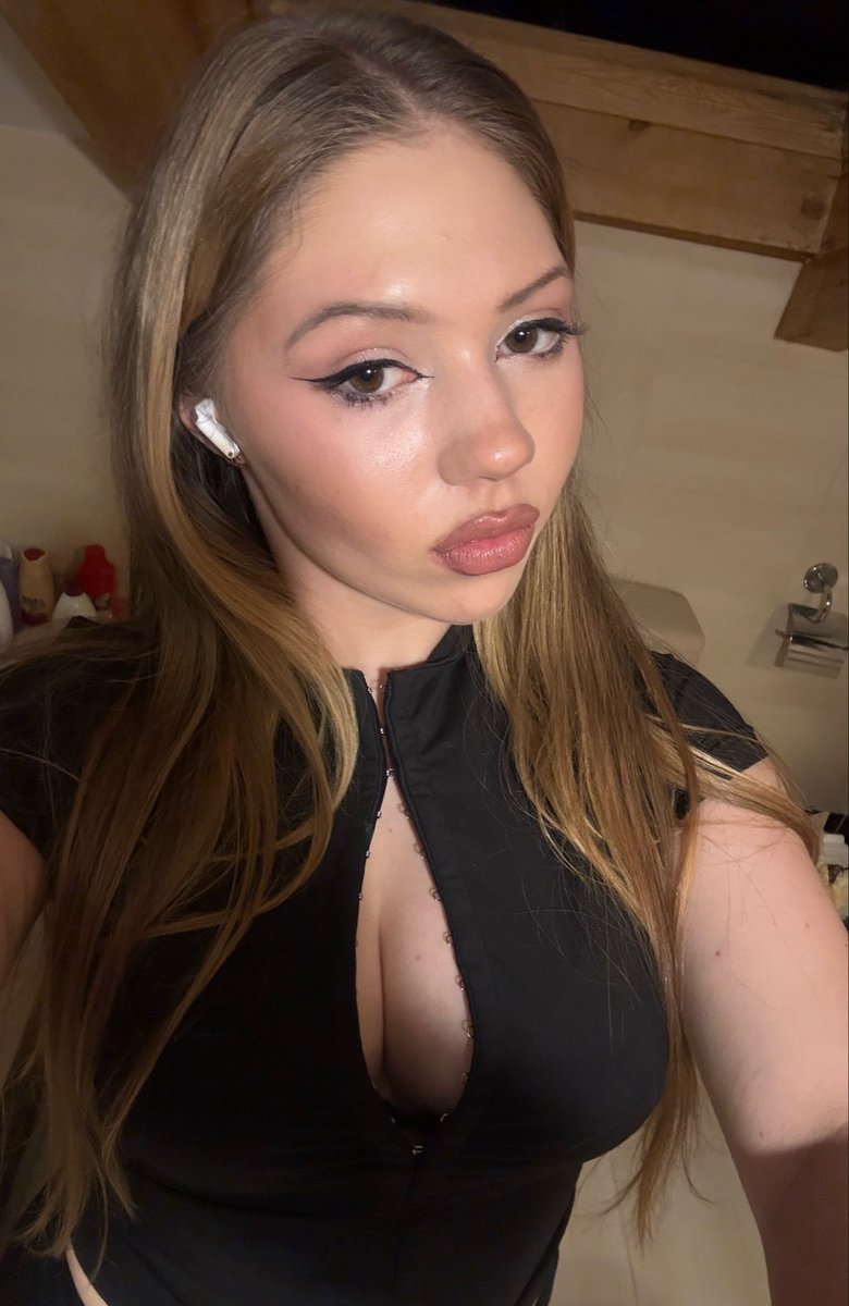 afinagoddess_'s tweet photo. my favourite top i’ll buy it in every color https://t.co/GFr4O7Z0Us