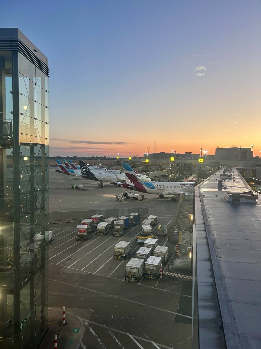 skelikk's tweet photo. Golden hour at the gates there's nothing quite like an apron waking up before sunrise.
#EDDF #aviation https://t.co/GPM8itKBL1