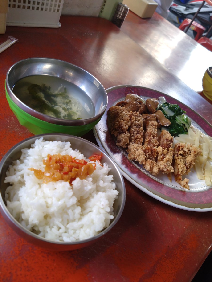 Zz8M8's tweet photo. お腹がへって美麗島駅近くの食堂へ
＃台湾旅行
＃台南
＃高雄 https://t.co/raOiz8a0np
