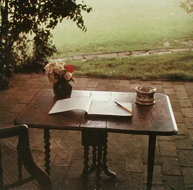 RvelinEdu's tweet photo. Virginia Woolf’s writing desk at Monk’s House https://t.co/tjbrPkyU8I