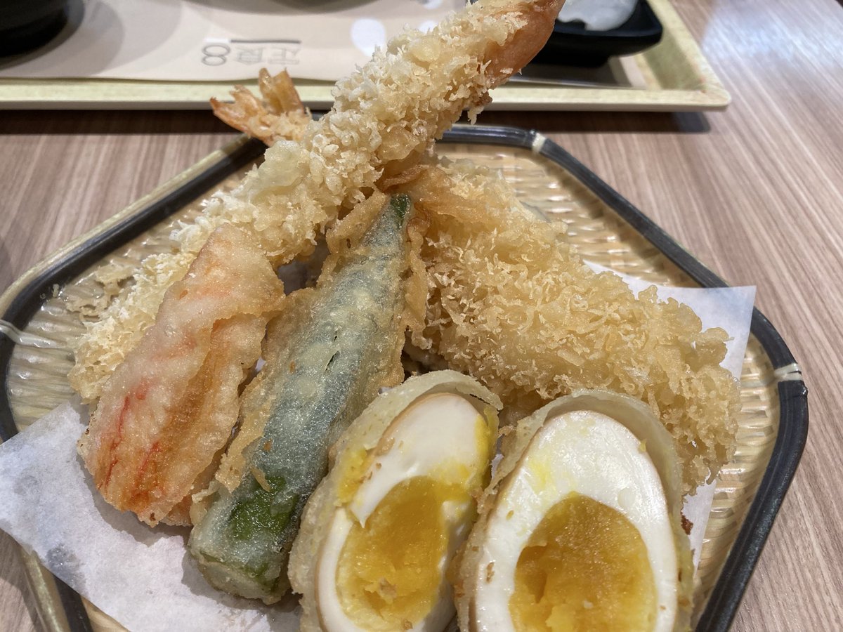 seto_babaroa's tweet photo. 台湾の定食屋さんで食べた和食です。天ぷらは衣が独特でしたが、割と好き。茶碗蒸しと漬物は普通に好き。味噌汁は麦味噌のような甘さと白身魚入りで、まさかの愛媛感がありました笑。お肉はもう少し、塩味が欲しかったな、、、他の味が強いからなのかも。 https://t.co/kX79lPh8tQ