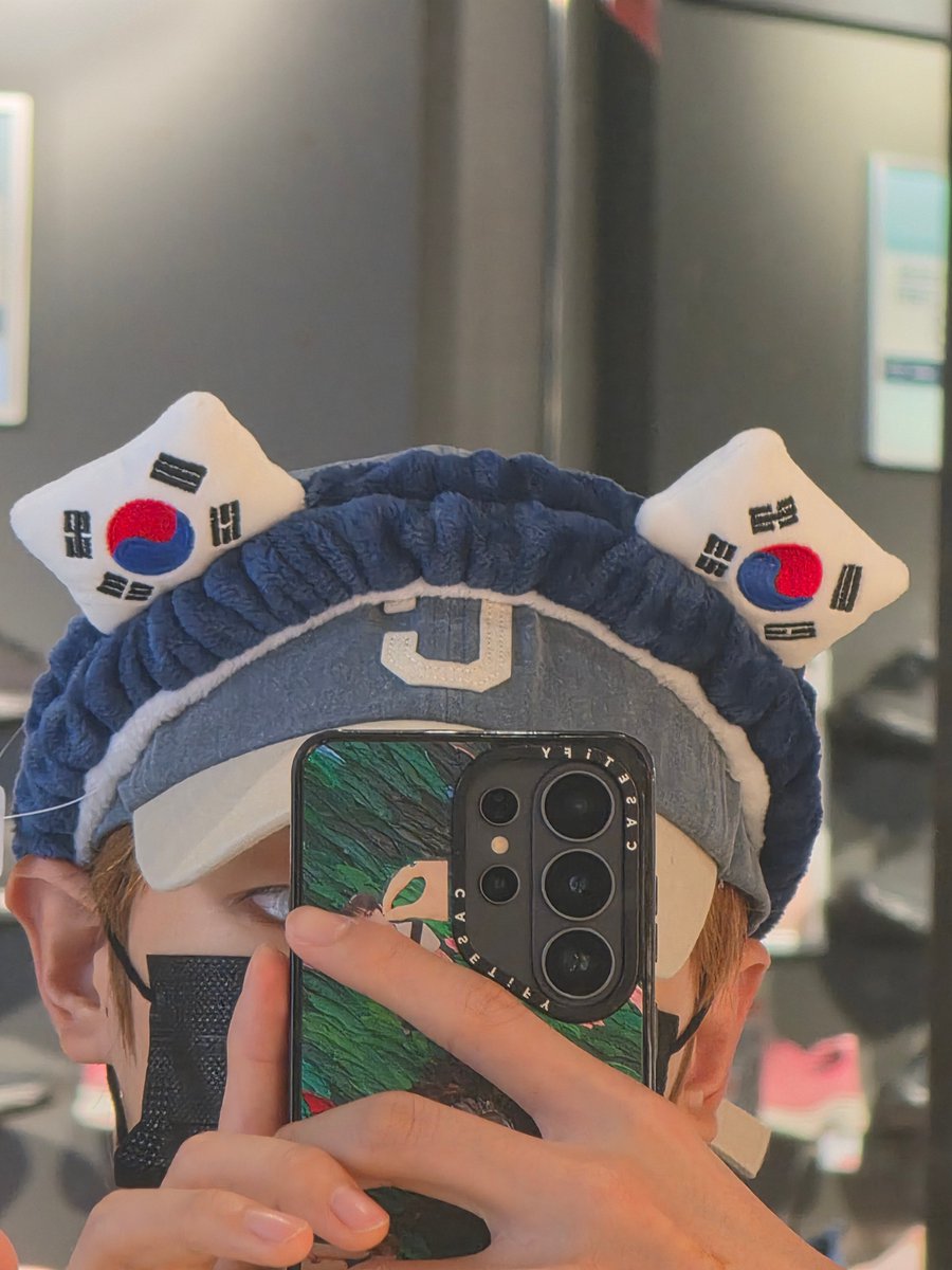 FLAREU_INA's tweet photo. [260926] 🦊💬 —  15.29  KST

: aku bakal nunjukin foto bando dari myeongdong
: 📷
: tapi aku pakai masker
: ah maksudku hairband
: aku juga mau pakai ini pas latihan koreografi
: hairband itu memang enak banget kalau poni lagi panjang!
: poni aku 
: mulai nusuk mata

#KANGWOOJIN #강우진 #姜玗進 #カンウジン #FLAREU #플레어유