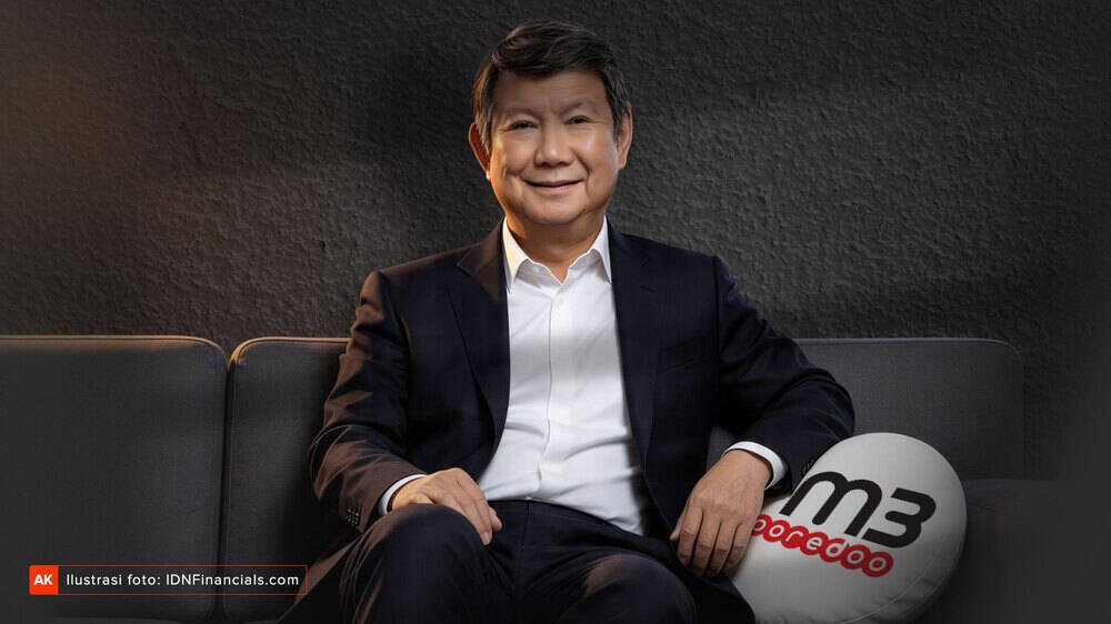 LambeSahamjja's tweet photo. guys, ini transaksi bisnis yang menurut gue wajib disorot, karena baunya udah kemana-mana bukan cuma soal duit, tapi soal siapa yang jadi pemenangnya

jadi ceritanya, indosat (isat) baru aja rampungin pelepasan bisnis infrastruktur serat optiknya dan dari situ mereka untung rp1,64 triliun, sifatnya sekali doang alias non-recurring

tapi yang bikin geleng-geleng, siapa yang beli aset strategis ini

indosat lepas 84,9% saham pt infra fiber teknologi (ift) ke pt nusantara fiber teknologi (nft) dan mayoritas saham nft, 50,1%, dipegang sama pt ainfrastruktur indonesia raya (air), salah satu entitas dari grup arsari

dan grup arsari ini bukan grup sembarangan ini grupnya hashim djojohadikusumo, adik kandung presiden prabowo subianto sendiri

jadi bayangin aset infrastruktur telekomunikasi strategis, yang notabene termasuk kategori infrastruktur vital negara, dilepas dari perusahaan telekomunikasi besar, terus jatuh ke tangan bisnis keluarga presiden yang lagi menjabat

makin panas lagi kalau kita liat siapa yang duduk di jajaran komisarisnya sekarang aryo p.s. djojohadikusumo, anak hashim, alias keponakan presiden, resmi jadi komisaris di ift dan nft

jadi ini bukan cuma soal hashim doang yang masuk lewat perusahaan generasi berikutnya, anaknya, langsung dapat kursi strategis juga

total nilai transaksi ini gak main-main 11,71 triliun, rampung awal juli 2026 dan proses ini udah direncanain sejak desember 2025, sempat mau lewat skema akuisisi via perusahaan terbuka, tapi belakangan diubah lewat amandemen perjanjian, katanya demi "efisiensi dan penyederhanaan transaksi"

nah yang menarik dari perubahan skema ini kalau tadinya lewat perusahaan terbuka, transparansinya bakal lebih ketat, lebih banyak mata yang ngawasin begitu diubah jadi skema yang lebih "sederhana", pertanyaannya, sederhana buat siapa

setelah transaksi ini kelar, indosat sendiri gak lepas tangan gitu aja mereka justru harus nanggung beban sewa balik atas aset yang baru aja mereka lepas, alias mereka masih harus bayar buat make infrastruktur yang dulunya milik mereka sendiri

jadi indosat untung sekali doang di depan, 1,64 triliun, tapi ke depannya harus keluar duit terus buat nyewa balik aset yang sekarang udah jadi milik grup keluarga presiden

kalau ditotal jangka panjang, siapa yang sebenarnya lebih diuntungkan dari skema kayak gini indosat yang dapat untung sekali doang, atau grup arsari yang dapat aset strategis plus pemasukan sewa yang bakal terus mengalir bertahun-tahun ke depan

soalnya aneh banget elu jual barang, tapi harus ikut sewa dari barang yang elu jual 

ini bukan tuduhan ya, tapi ini pertanyaan yang wajar banget muncul di kepala siapapun yang baca berita ini kenapa aset infrastruktur telekomunikasi penting kayak gini, ujung-ujungnya nyangkut ke bisnis keluarga orang nomor satu di negara ini