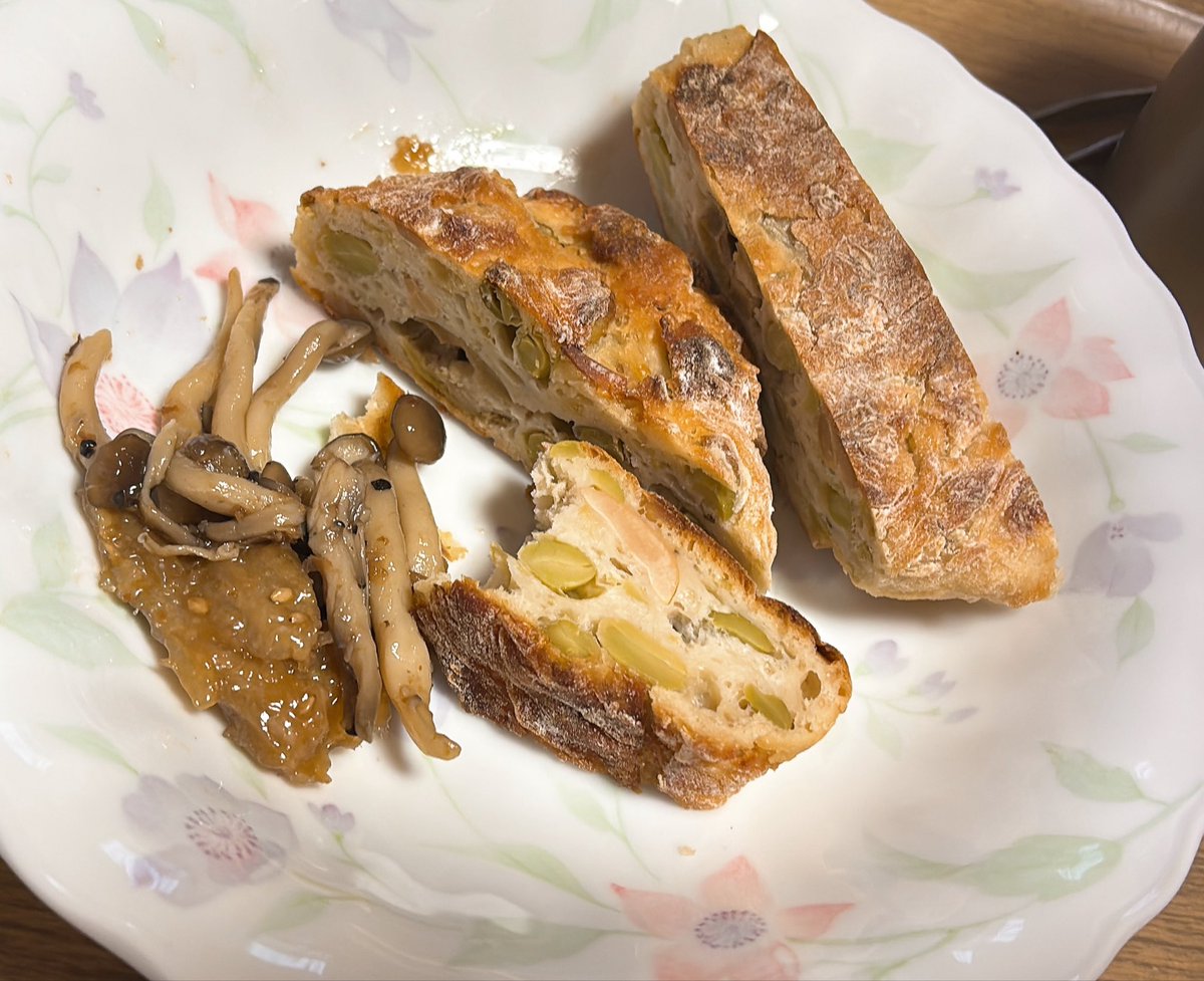 otamagoman's tweet photo. 食べかけ昼ごはん https://t.co/YNyeJeuzuZ