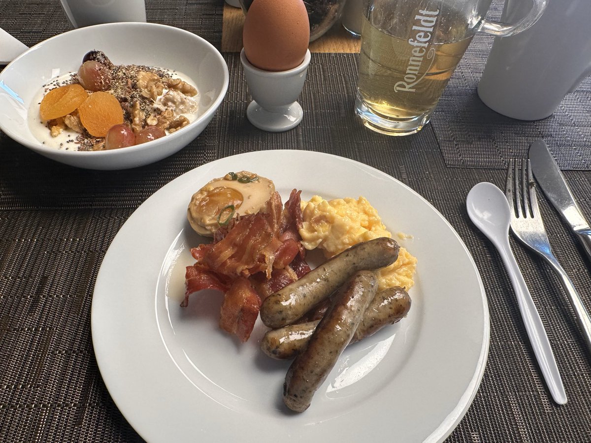 1900HO's tweet photo. Sehr viele Marathonlaufende beim Frühstücksbuffet. Ich hoffe, die essen mir nicht alles weg. https://t.co/4vvaf7ushu