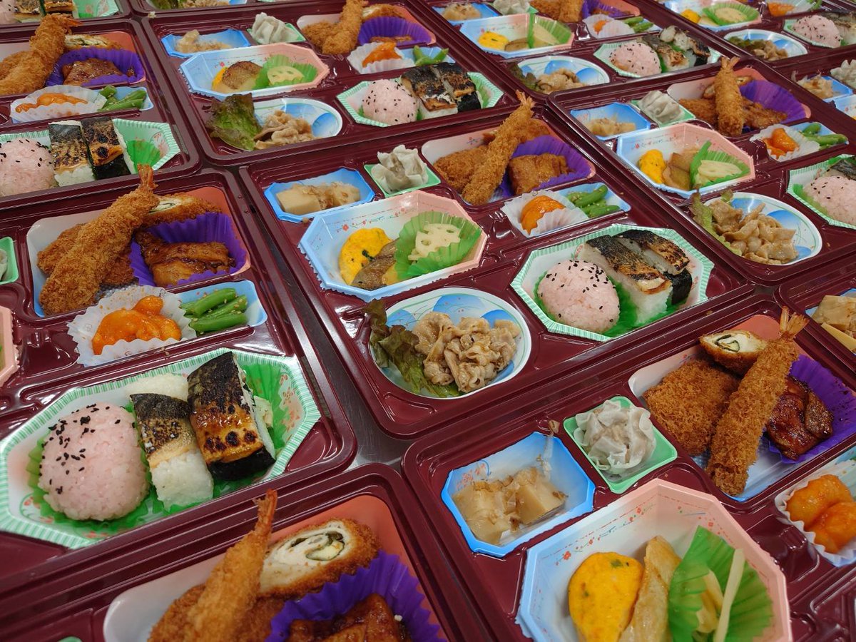 ajiyoshi_togane's tweet photo. 本日作製のお弁当。
法事用。天むす、焼鯖寿司を入れて欲しいとの事。税込2000円。
なるべく急なご注文にも対応します！
みんな喜んでましたって喜びの報告が何より嬉しいです！
もっとたくさんの方に喜びが広がりますように！ https://t.co/30aYvrEy26