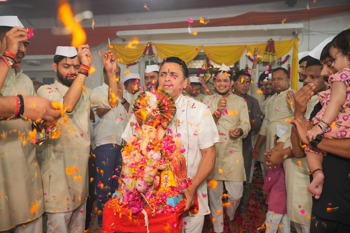 Sunil_Deodhar's tweet photo. #SamrastaGanesh गणेशोत्सव के पावन समापन पर आज श्रद्धा, भक्ति और भावनाओं के साथ गणपति बप्पा का विसर्जन किया।
बप्पा के विसर्जन के क्षण मन भावुक हो उठा। गणपति बप्पा से प्रार्थना की कि अपनी कृपा और आशीर्वाद सदैव बनाए रखें, सभी के जीवन में सुख, शांति, समृद्धि एवं आरोग्य का संचार करें और अगले वर्ष फिर से इसी प्रेम, श्रद्धा और उल्लास के साथ हमारे बीच पधारें।
बप्पा से विदाई नहीं, अगले वर्ष शीघ्र पधारने का निमंत्रण है।
गणपति बप्पा मोरया!
अगले बरस तू जल्दी आ