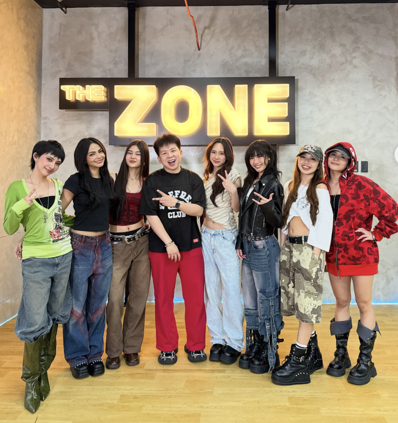 xoenarra's tweet photo. nangangamoy own mic for the girls??? 🥹 imagine, they’ll have their own mics in their favorite colors!!! 😭 https://t.co/G3C7YW4C7a