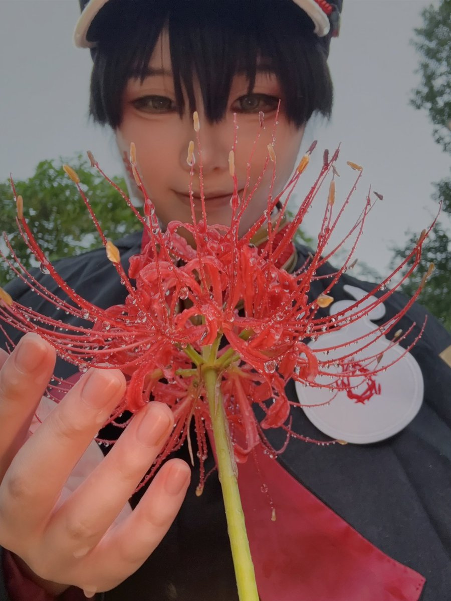 Raruru006Allen's tweet photo. おそくほ！
花子くんで彼岸花の撮影に行ってきました😊
撮影やお声がけありがとうございました！
結構な雨が降る中で外撮影だったので、これは急いで温泉に行かねばならない🏃‍♀️ので行ってきます！

#コスプラ #コスプラ岩井親水公園 https://t.co/rkL2aiWsAs