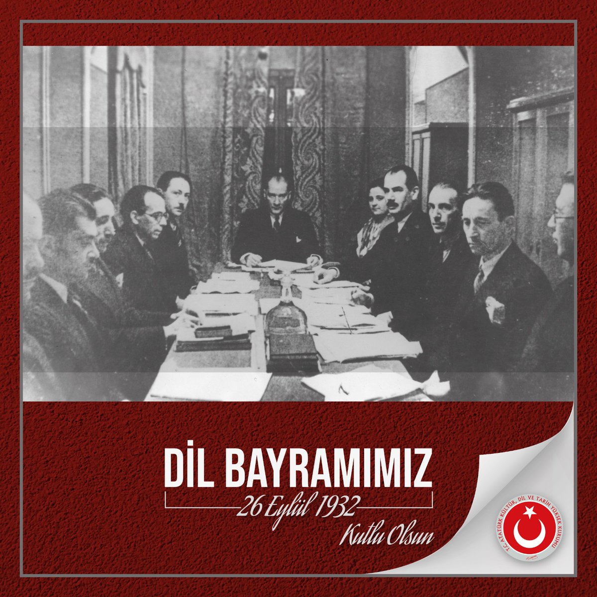 TcYuksekKurum's tweet photo. Millî kimliğin ve bağımsızlığın temel dayanaklarından biri olan Türkçenin bilim, kültür ve sanat dili olarak gelişmesi, Gazi Mustafa Kemal Atatürk’ün öncelik verdiği konuların başında gelmiştir.
Bu anlayış doğrultusunda 1932 yılında Türk Dil Kurumu kurulmuş; Türkçemizin kendi kaynaklarından beslenerek zenginleşmesi, geliştirilmesi ve bilim dili olarak güçlendirilmesi yönünde önemli çalışmalar başlatılmıştır. Gazi Mustafa Kemal Atatürk’ün teşvik ve katılımıyla 26 Eylül 1932’de gerçekleştirilen I. Türk Dili Kurultayı’nın açılış günü ise Dil Bayramı olarak kabul edilmiştir.
Türkçemizin korunmasına, geliştirilmesine ve gelecek kuşaklara aktarılmasına katkı sunan başta Gazi Mustafa Kemal Atatürk olmak üzere bütün bilim insanlarını saygı ve şükranla anıyor; Türkçemizin zenginliğini ve gücünü geleceğe taşıma sorumluluğuyla Dil Bayramımızı kutluyoruz.