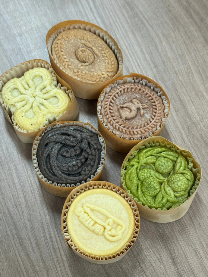 Fadadsc's tweet photo. 추석 기간 동안 다양한 맛의 월병을 맛볼 수 있었습니다. https://t.co/mA1Z8aQJhu