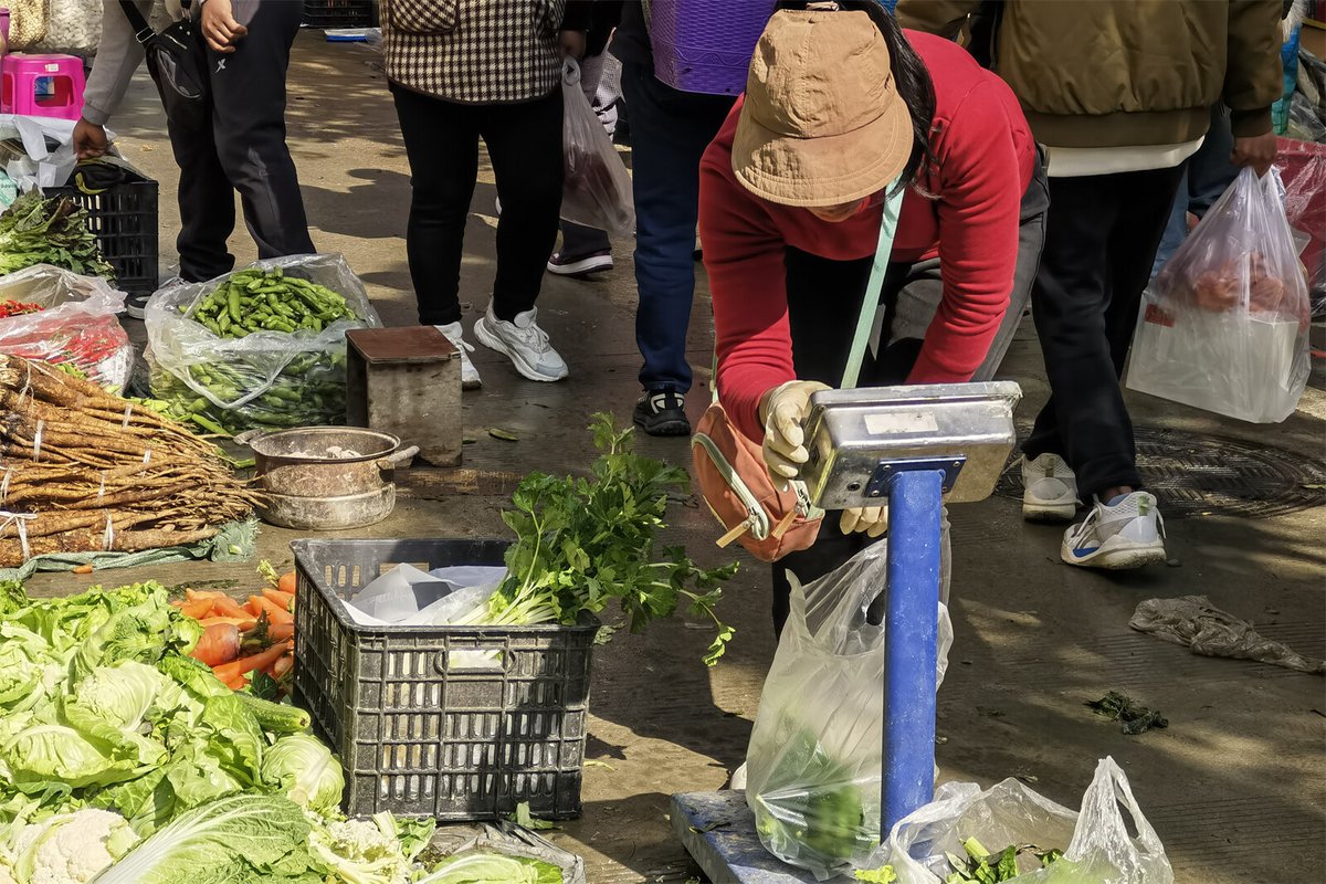 dubidubaboddi's tweet photo. In the warm market, people balance scales to melt away stress, but watch out for the malaria lurking around! https://t.co/SpEPhe7J48