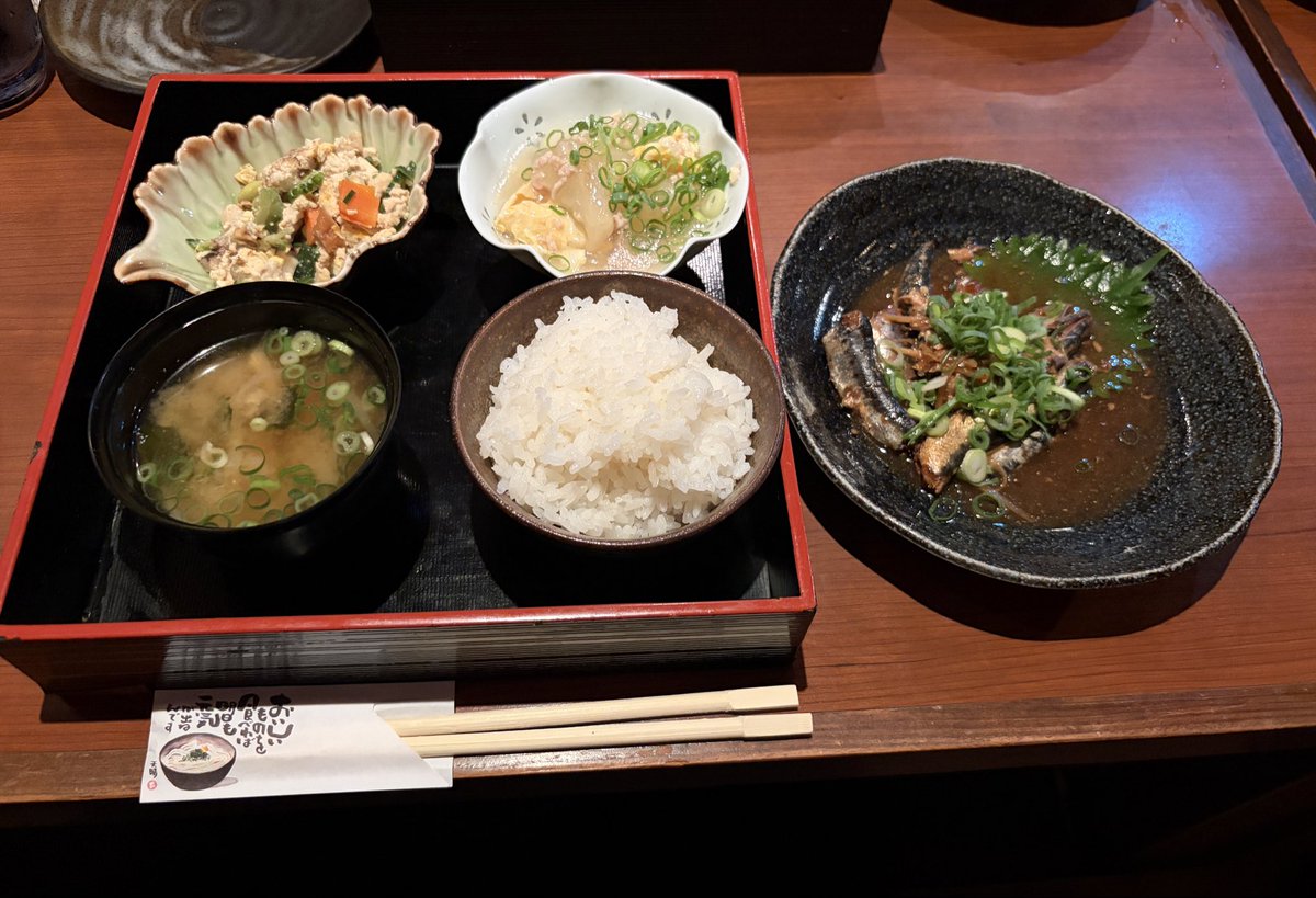 2525ayu51's tweet photo. お魚のおまかせ定食。
今回は、イワシの生姜煮🐟
ゴーヤチャンプルと冬瓜の煮物。
これで、1000円💡お安い😊

歳とともに、お肉よりお魚を選ぶようになってきてる…😅 https://t.co/Xrblj138F7