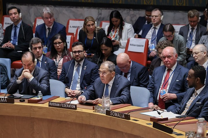 RussianEmbFinla's tweet photo. 🎙 Выступление Министра иностранных дел Российской Федерации С.В.Лаврова на заседании Совета Безопасности ООН по Украине
🗓 Нью-Йорк, 23 сентября 2026 года
🔗 https://t.co/c16gADTIxn

Если бы европейцы не занимались жульничеством и заставили оппозицию выполнить подписанное в феврале 2014 года под гарантии Берлина, Парижа и Варшавы соглашение, это сохранило бы территориальную целостность Украины в тех самых границах 1991 года, которыми грезят В.Зеленский и его западные хозяева. Но европейцы не смогли подавить в себе извечный инстинкт лгать и пытаться достигать своих целей преступными методами.

<...>

Если бы Минские договорённости 2015 года, подтверждённые в Париже в 2019 году – уже при В.Зеленском, были выполнены, как того требовал Совет Безопасности ООН, то Украина сейчас осталась бы в тех самых границах 1991 года, кроме, разумеется, Крыма, вопрос о котором давно закрыт, и все это прекрасно понимают. Однако и тут Европа не позволила. Как публично признавались уже будучи в отставке А.Меркель, Ф.Олланд и П.А.Порошенко, они и не собирались выполнять подписанные ими Минские договорённости, им нужно было выиграть время, чтобы «накачать» Украину оружием. Очень откровенно. Все встречи типа парижской нужны были исключительно для того, чтобы имитировать бурную дипломатическую деятельность и под её прикрытием наращивать антироссийскую кампанию.

Российские предложения договориться на основе взаимного уважения интересов безопасности России, стран Европы и Северной Америки в декабре 2021 года были высокомерно отвергнуты НАТО и администрацией Дж.Байдена. В практическом плане шла подготовка к силовому захвату Киевом неподконтрольных ему территорий Донбасса. Для недопущения реализации западного сценария в феврале 2022 года мы вынуждены были начать специальную военную операцию. Уже через неделю украинцы попросили о переговорах. Мы согласились. После нескольких раундов в Белоруссии и Стамбуле украинская сторона предложила ключевые принципы урегулирования, которые были приняты нашими переговорщиками. Главное – там закреплялся нейтральный статус Украины, признавались реалии на земле и содержались коллективные гарантии безопасности, надёжно предохраняющие от рецидивов силовых провокаций и попыток агрессии. Документ был парафирован делегациями Украины и России, однако судьбу его все хорошо знают. Тогдашний британский премьер Б.Джонсон запретил украинцам заключать юридически обязывающее соглашение на основе предложенного Киевом и уже парафированного текста и приказал продолжать воевать. Европа по сути согласилась с указанной позицией Лондона.

Если бы та парафированная договорённость была закреплена в соответствующем договоре и реализована, то Украина опять же сохранилась бы в границах 1991 года, но уже без Крыма и части Донбасса.

<...>

Одной из задач специальной военной операции – помимо безусловного обеспечения интересов безопасности России – является полный учёт прав русских и русскоязычных людей не только в Крыму, Донбассе и Новороссии, но и на территории Украины, где по-прежнему при одобрении Запада действуют законы, тотально запрещающие русский язык во всех сферах – в образовании, СМИ, культуре, в быту, а также запрещающие каноническую Украинскую православную церковь. Эти законы начали приниматься задолго до специальной военной операции – с 2017 года. В Европе и в НАТО молчали.

<...>

Запад, и прежде всего – Евросоюз, любит по поводу и без повода говорить о правах человека. Однако в отношении киевского режима мы не слышим этого словосочетания. Россия настаивает на неукоснительном соблюдении статьи 1 Устава ООН, которая требует от всех уважать права человека и основные свободы без различия расы, пола, языка и религии. Понимаем, что насчёт пола (гендера) киевский режим больше ориентируется на Европу, но вот что касается языка и религии, здесь никакие хитрости не помогут. Когда мы обращаем внимание на неприемлемость запрета русского языка и УПЦ, нам в лучшем случае говорят, что когда будет комплексное урегулирование, учтём и этот аспект «в пакете». Но требования Устава ООН не могут быть предметом торга. Они должны безусловно, без всяких увязок выполняться. И те, кто пестует киевский режим, обязаны это обеспечить. На деле, однако, У.фон дер Ляйен, другие деятели в Брюсселе и других европейских столицах с пафосом заявляют, что Украина движется в Евросоюз и нужно продолжать её поддерживать деньгами и оружием, потому что – внимание: «Украина отстаивает европейские ценности». Это означает, что расизм, гонения на церковь и священников, героизация нацизма в виде отвратительных, звериных форм украинского национализма являются теми самыми ценностями, на которых сегодня зиждется Европейский союз. Президент Финляндии А.Стубб недавно сделал ностальгическое признание: «Сейчас мы учимся у Украины больше, чем Украина учится у нас».

Нигде в мире, кроме Украины, не запрещён целый язык. Не говоря уже о том, что это один из официальных языков ООН. Вы можете говорить на арабском и фарси в Израиле, на иврите – в любой арабской стране и в Исламской Республике Иран, где есть еврейская община со своими синагогами. Даже в Ирландии вы можете говорить по-английски. А вот на Украине русский запрещён, и, как мы понимаем, членов ЕС и НАТО это полностью устраивает. Они даже берут с В.Зеленского пример – как это делают страны Прибалтики.

<...>

В заключение в очередной раз сошлюсь на консенсусную Декларацию о принципах международного права, касающихся дружественных отношений и сотрудничества между государствами в соответствии с Уставом ООН. В Декларации чётко закреплено, что принципы суверенитета и территориальной целостности применимы к тем государствам, которые соблюдают принцип равноправия и самоопределения народов и имеют правительство, представляющее весь народ, проживающий на данной территории, без различия расы, вероисповедания или цвета кожи. По-моему, всем очевидно, что киевский режим не может считаться правительством, представляющим интересы жителей Крыма, Донбасса и Новороссии, которых он объявил «террористами, нелюдями и существами».