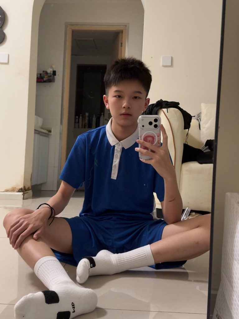 ruiruiar4d's tweet photo. 刚刚烫到舌头了，好痛，有没有男孩的脚是冰的 https://t.co/uKzusrSpjJ