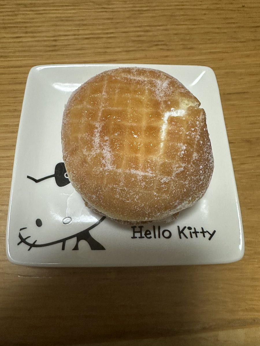 35_pear's tweet photo. なんか久々に  ミスド🍩買ったら
間違って乾燥機に入れた？  てくらい
小さくなってるんだが？🤣🤣🤣

#ミスタードーナツ
#小さくない？
#エンゼルクリーム https://t.co/iAdGaWtPEa