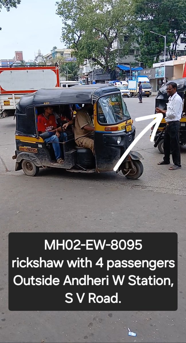 gala_vinit's tweet photo. अंधेरी वेस्ट स्टेशन – ट्रैफिक पुलिस के प्रतिनिधि के सामने 4 यात्रियों वाले रिक्शा खुलेआम चलते हैं। प्रतिनिधि ड्यूटी पर रहने के दौरान कई रिक्शा नियमित रूप से इसी तरह चलते हैं. @MTPHereToHelp
@MumbaiPolice
@TransportofMAHA
@AndheriPS
@RoadsOfMumbai
@NagrikPratigya
@MORTHIndia https://t.co/F9adCEN8t7