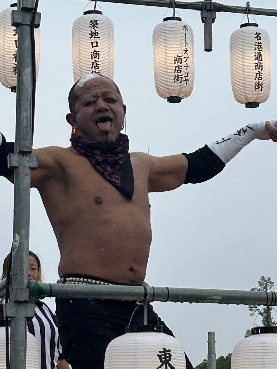 FUKINOUKA's tweet photo. 今日は午後から☔️で仕事が休みだったので急遽 名古屋港で行われたNAGOYA PORT FESプロレスに行って来ました‼️
第一試合のコーチンマスク選手は何処かで見た事のある体つきで声も聞き覚えがありました😅
杉浦選手も葛西選手も3日振りに試合を生観戦出来て幸せでした😊
#葛西純　#杉浦透 https://t.co/glVR9zVr9U