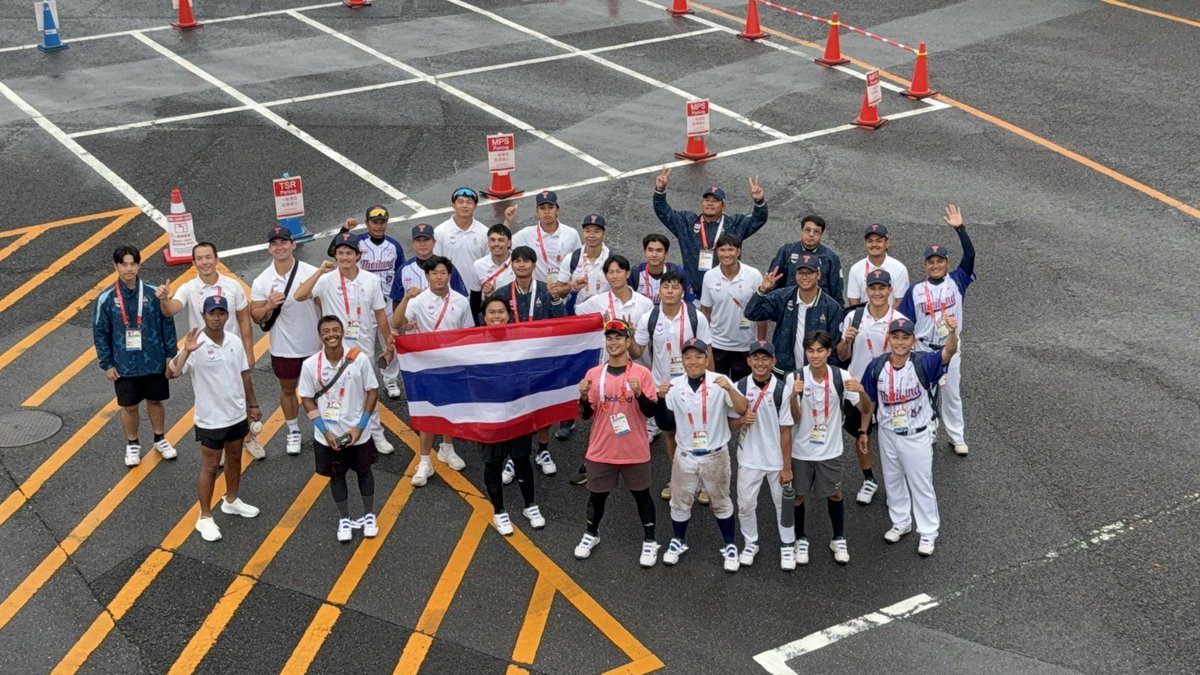 kookkai1817's tweet photo. 📣🇹🇭ขอบคุณแฟนๆ ชาวไทยมากนะครับที่คอยติดตามให้กำลังใจเบสบอลทีมชาติไทยตลอดระยะเวลาหลายวันที่ผ่านมา แม้ว่าการแข่งขันรอบนี้ ทีมเบสบอลเราจะไม่ได้เหรียญกลับบ้านมาฝากชาวไทย แต่ทุกคนก็คอยเป็นกำลังใจให้ทีมชาติไทยเสมอ ขอบคุณมากๆ จริงๆ ครับ

ส่วนผม ในฐานะแฟนเบสบอลทีมชาติไทยคนหนึ่ง รู้สึกภูมิใจกับนักกีฬาของเรามากๆ ครับ การได้เห็นสปิริตนักกีฬาในสนามตลอดการแข่งขันทั้ง 5 วัน ทำให้ได้รู้ว่านักกีฬาของเรานั้นเก่งมากแค่ไหน รอไม่ไหวแล้วที่จะได้เห็นเบสบอลทีมชาติไทยพัฒนาและเติบโตไปมากกว่านี้ และกระหายชัยชนะได้มากกว่านี้

ผมอยากเห็นเบสบอลไทยไประดับโลกในสักวันครับ🌏✨

ขอบคุณทุกคนอีกครั้งนะครับที่คอยมาตามการรายงานผิดๆ ถูกๆ ของผม รูปเบลอบ้าง ภาพไม่สวยบ้าง แถมเคาะหม้ออะไรไม่รู้เยอะแยะ555555 ขอบคุณทุกคนที่ให้ความสนใจกับเบสบอล หากผมทำอะไรผิดพลาดไป ก็ต้องขออภัยอภัยไว้ ณ ที่นี้ และผมหวังว่า สักวันหนึ่ง ผมจะได้กลับมารายงานชัยชนะของทีมชาติไทยให้ทุกคนได้เชียร์ไปด้วยกันอีกครั้งนะครับ

วันนี้รีพ้อตเต๋อจำเป็นต้องขอตัวกลับไปเป็นแฟนเบสบอลธรรมดาๆ แล้วล่ะครับ!

ขอบคุณและสวัสดีครับ🙏

ไก่กาย🐔✨