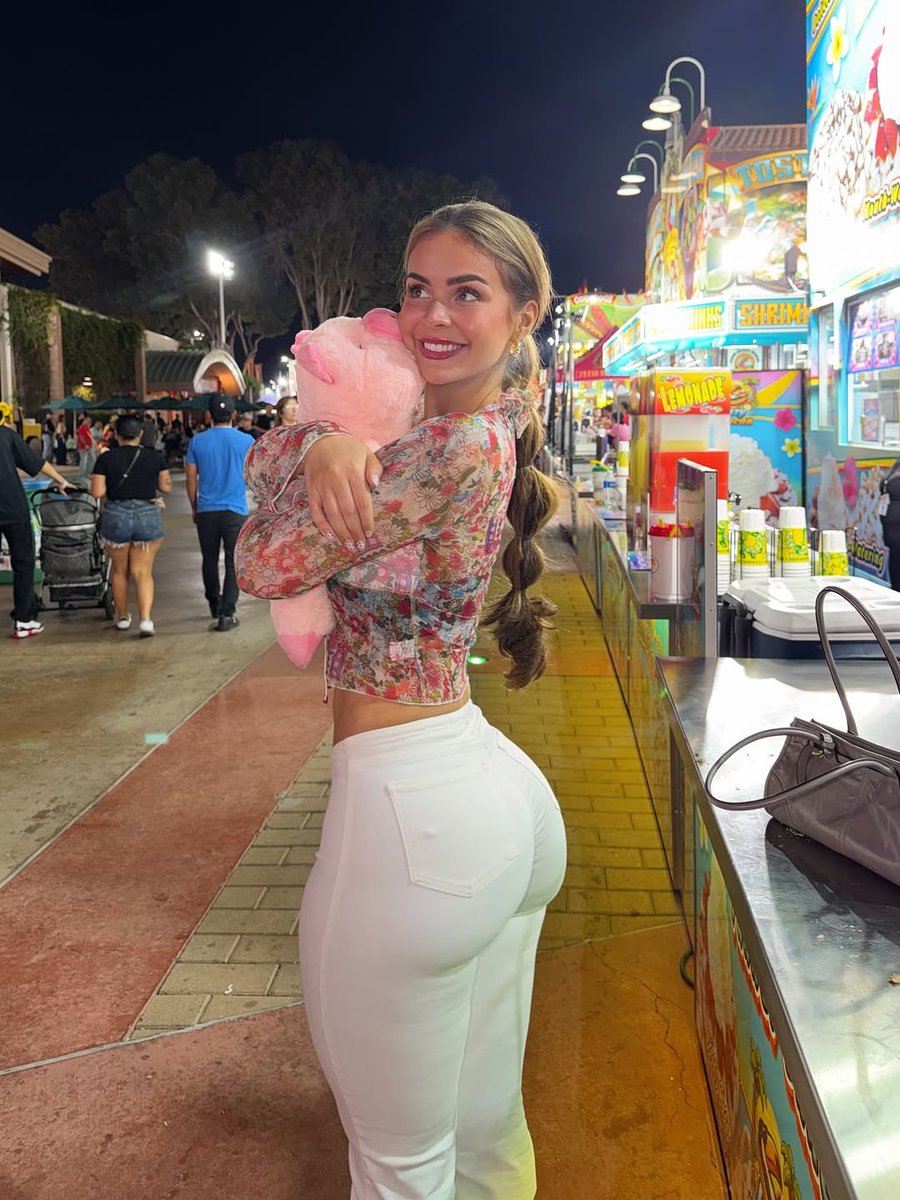 IconicCurves2's tweet photo. Evana Maria https://t.co/5petc9sHof