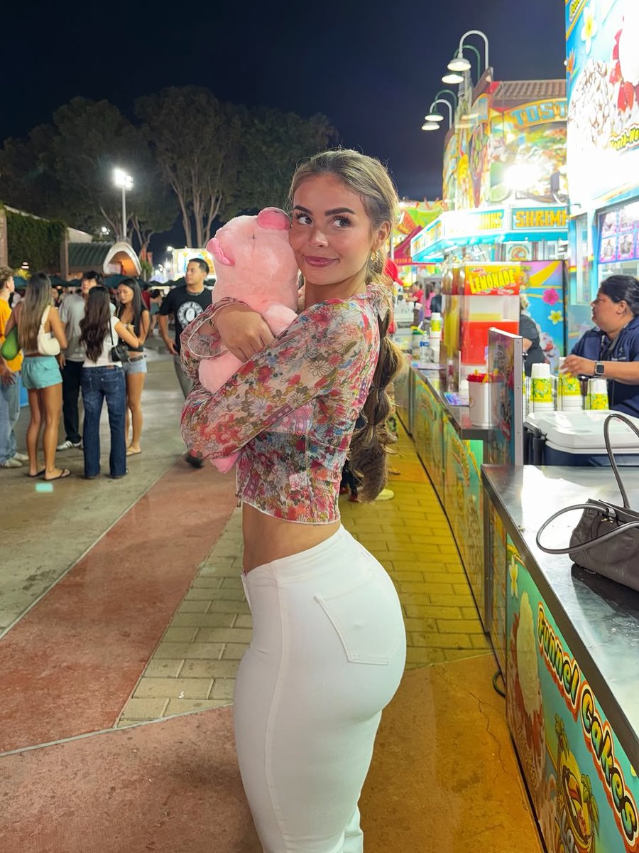 IconicCurves2's tweet photo. Evana Maria https://t.co/5petc9sHof